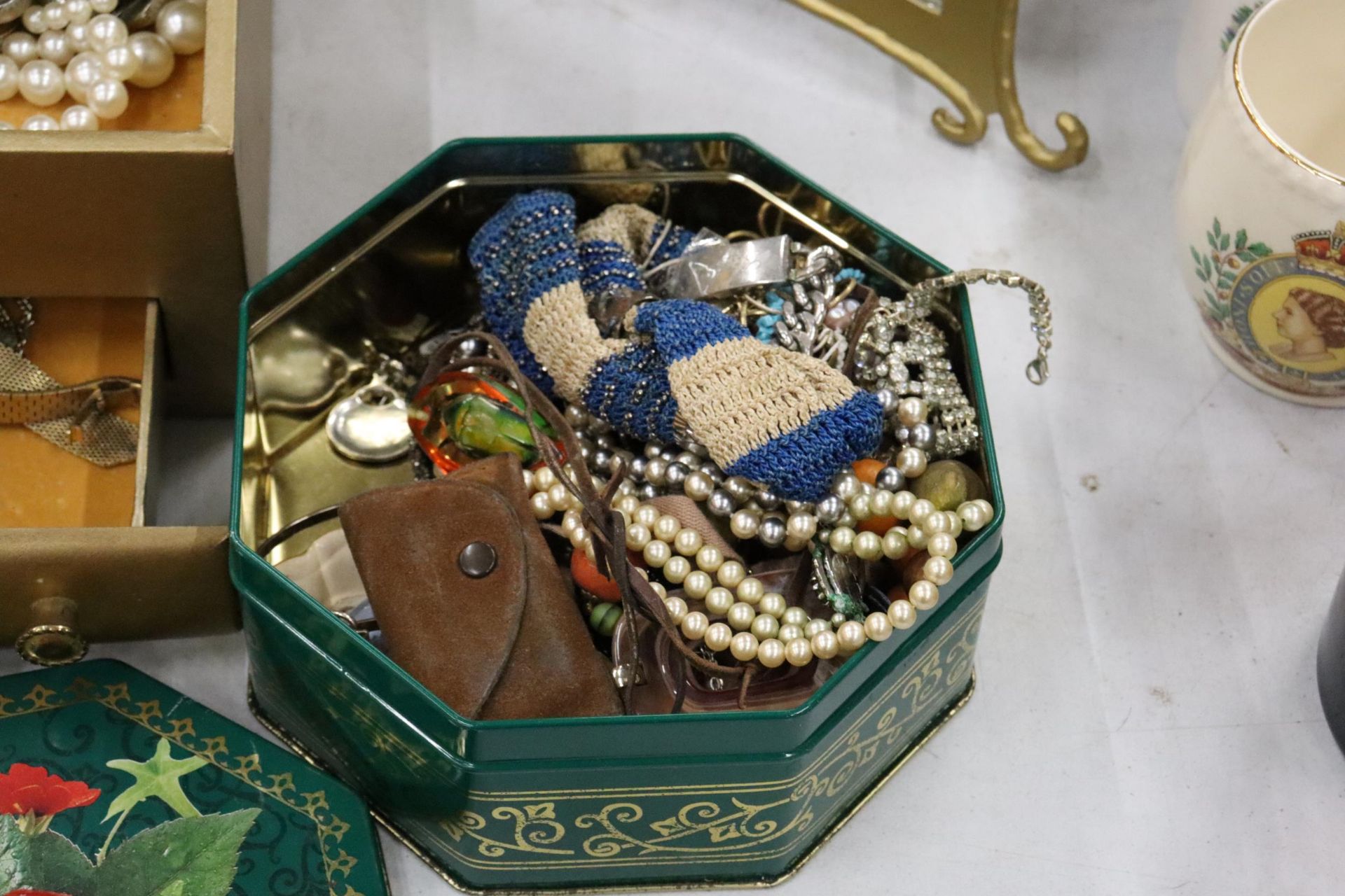 A LARGE QUANTITY OF COSTUME JEWELLERY TO INCLUDE WATCHES, NECKLACES, EARRINGS, BROOCHES, ETC, PLUS A - Image 2 of 10