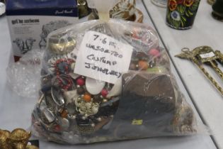 A LARGE QUANTITY OF UNSORTED COSTUME JEWELLERY - 7.6KG IN TOTAL