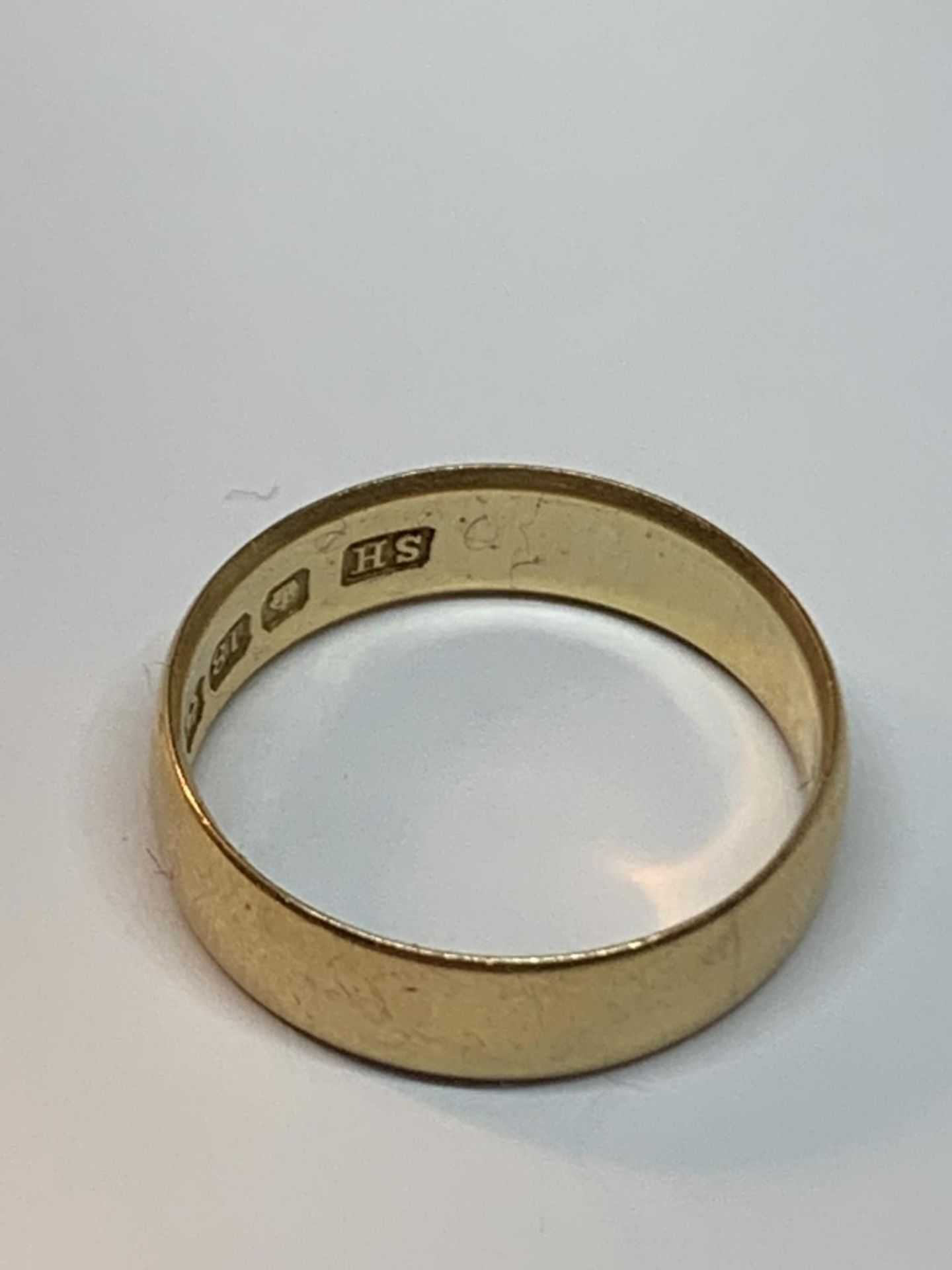 A HALLMARKED BIRMINGHAM 18 CARAT GOLD WEDDING BAND GROSS WEIGHT 3.75 GRAMS IN A PRESENTATION BOX - Image 2 of 4