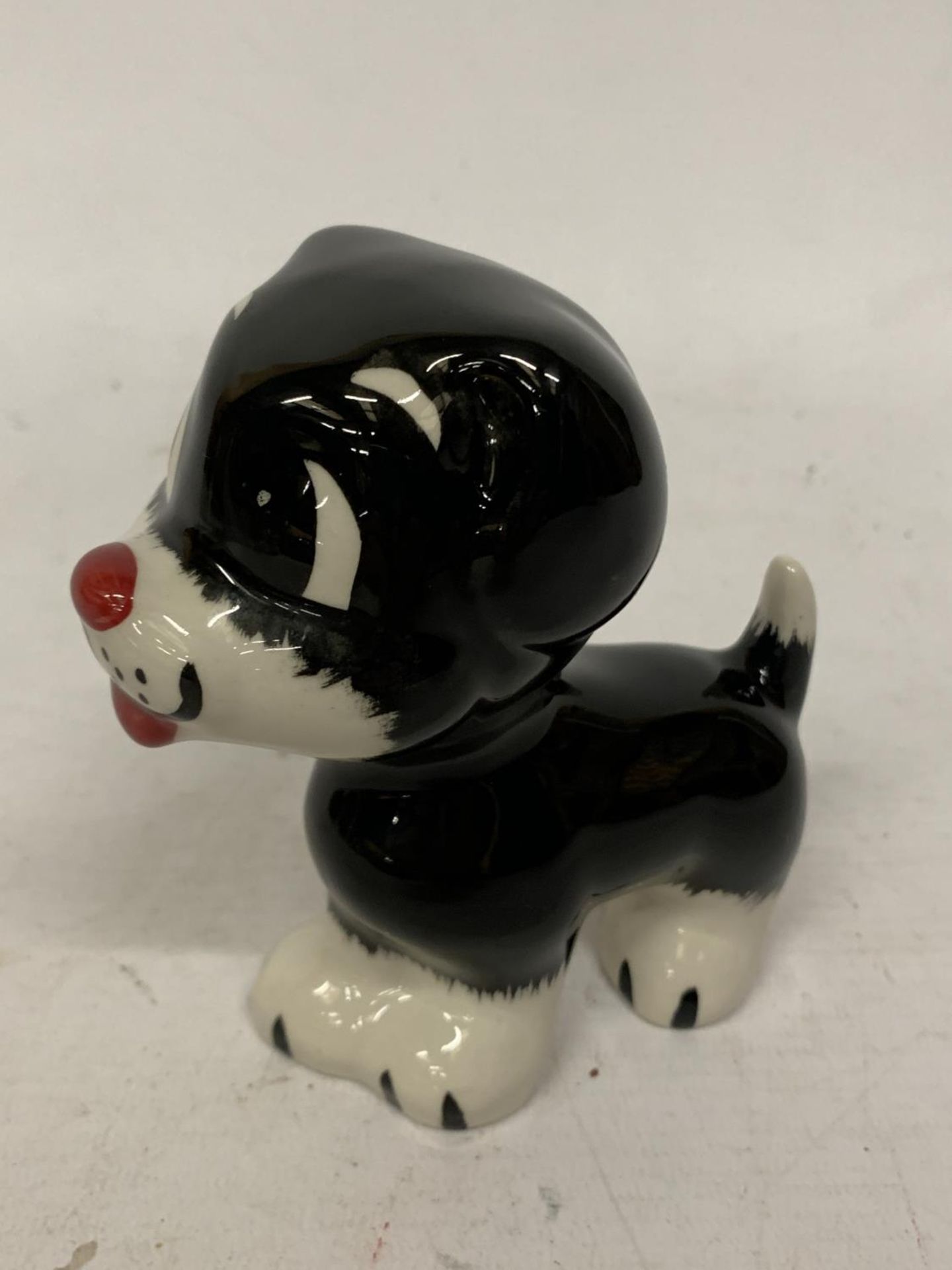 A LORNA BAILEY HAND PAINTED AND SIGNED BENGO DOG