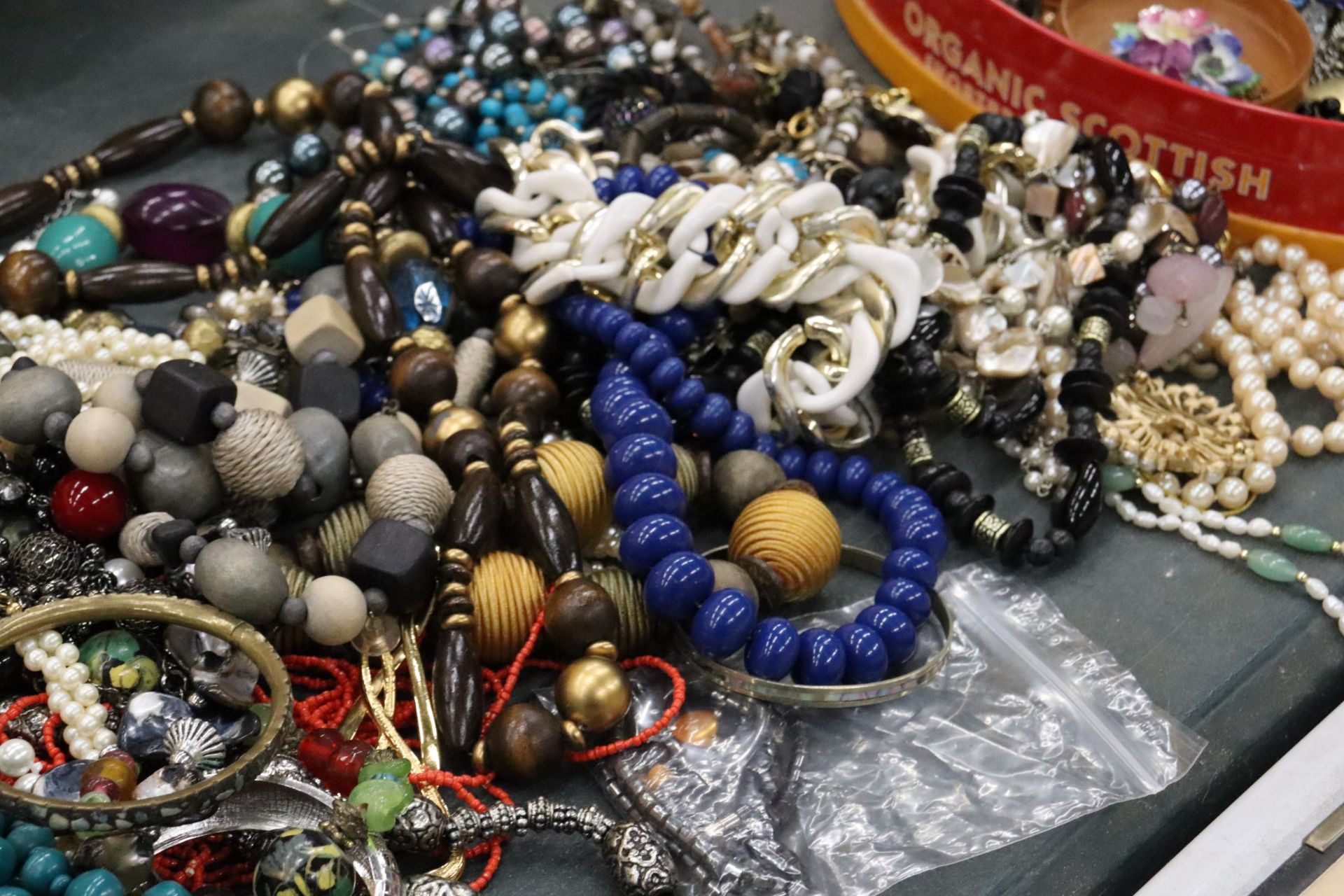 A LARGE QUANTITY OF COSTUME JEWELLERY TO INCLUDE BEADS, NECKLACES, BROOCHES, EARRINGS, ETC - Image 6 of 11