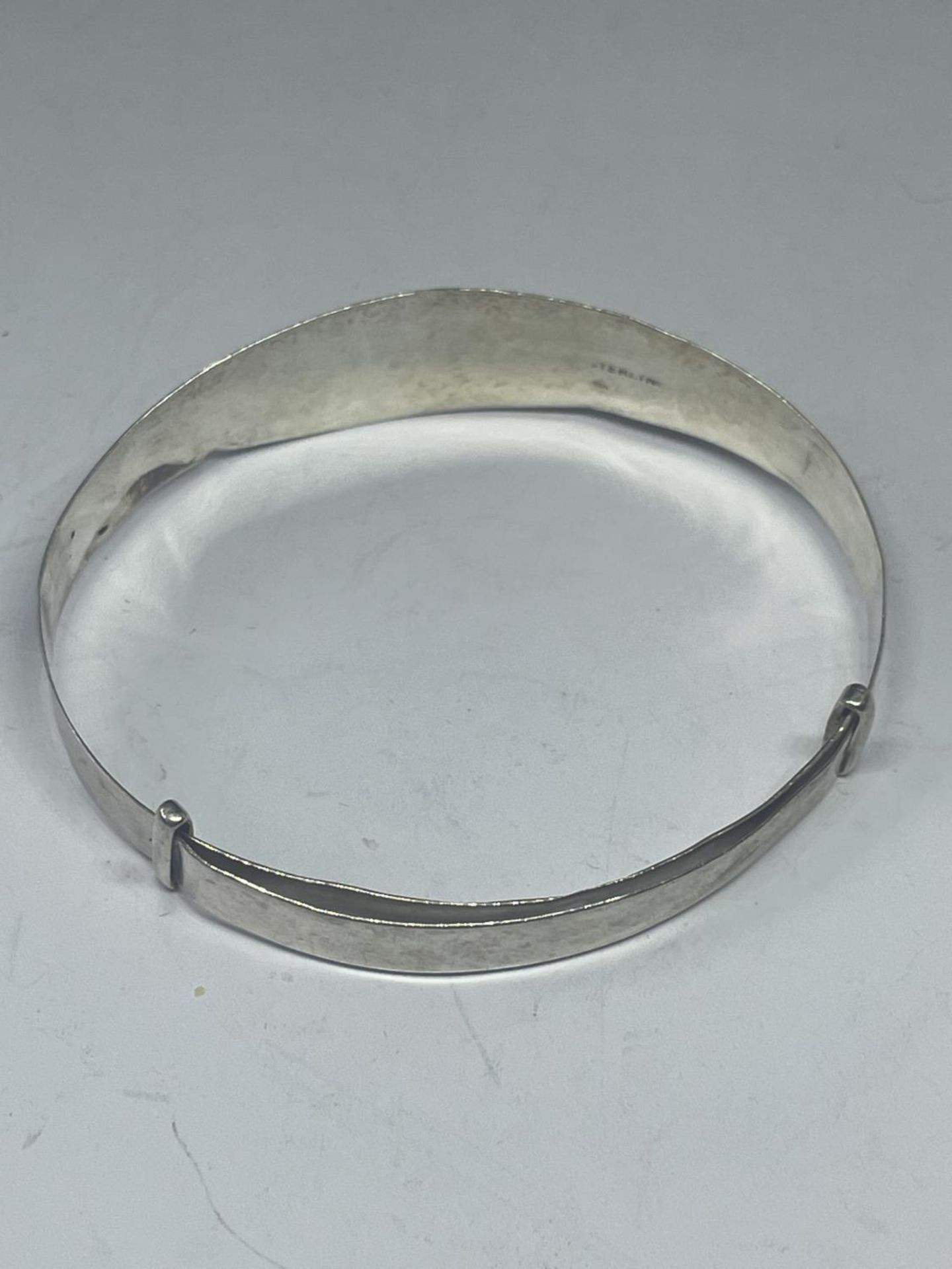 A SILVER BANGLE MAY HUGHES, 17 BRYN HYFRD TERRACE CONWAY - Bild 2 aus 2