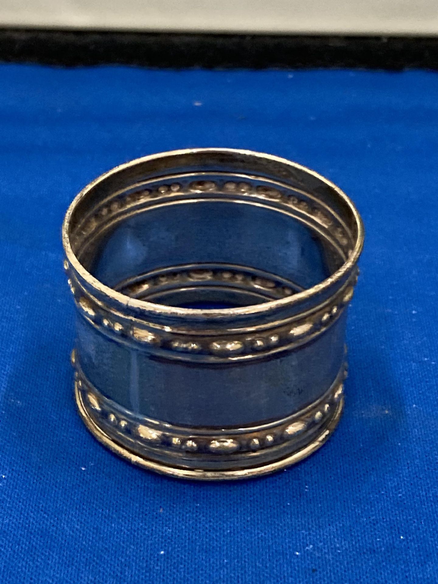 THREE SILVER ITEMS TO INCLUDE TWO HALLMARKED BIRMINGHAM NAPKIN RINGS GROSS WEIGHT 59.67 GRAMS - Image 4 of 7