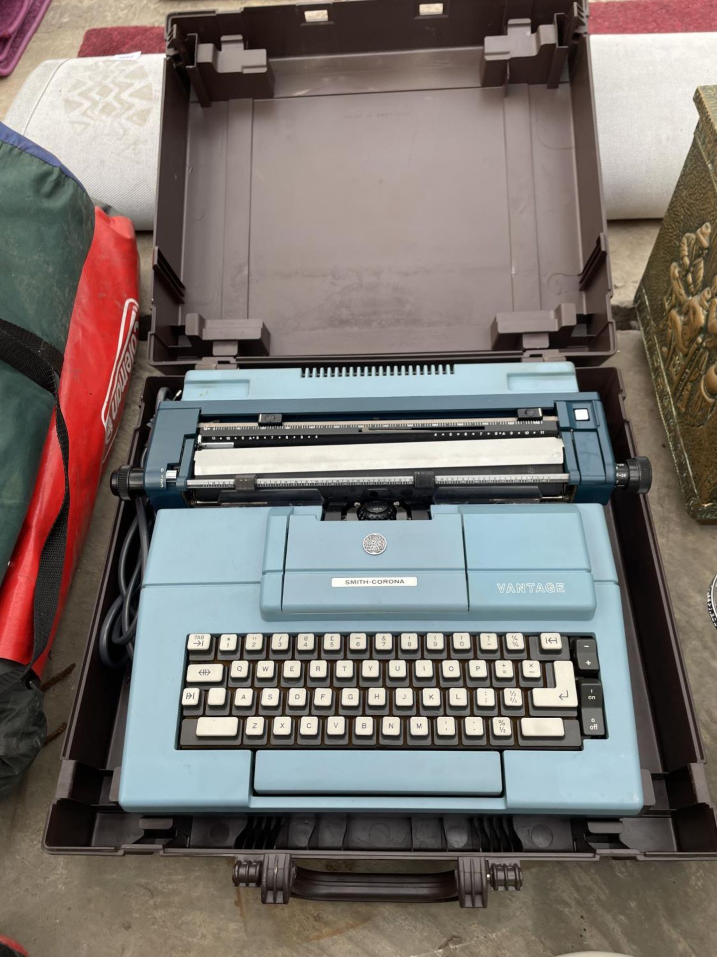 AN ASSORTMENT OF ITEMS TO INCLUDE A BRASS COAL BOX, A PLANMTER AND A VANTAGE TYPEWRITER - Bild 3 aus 5