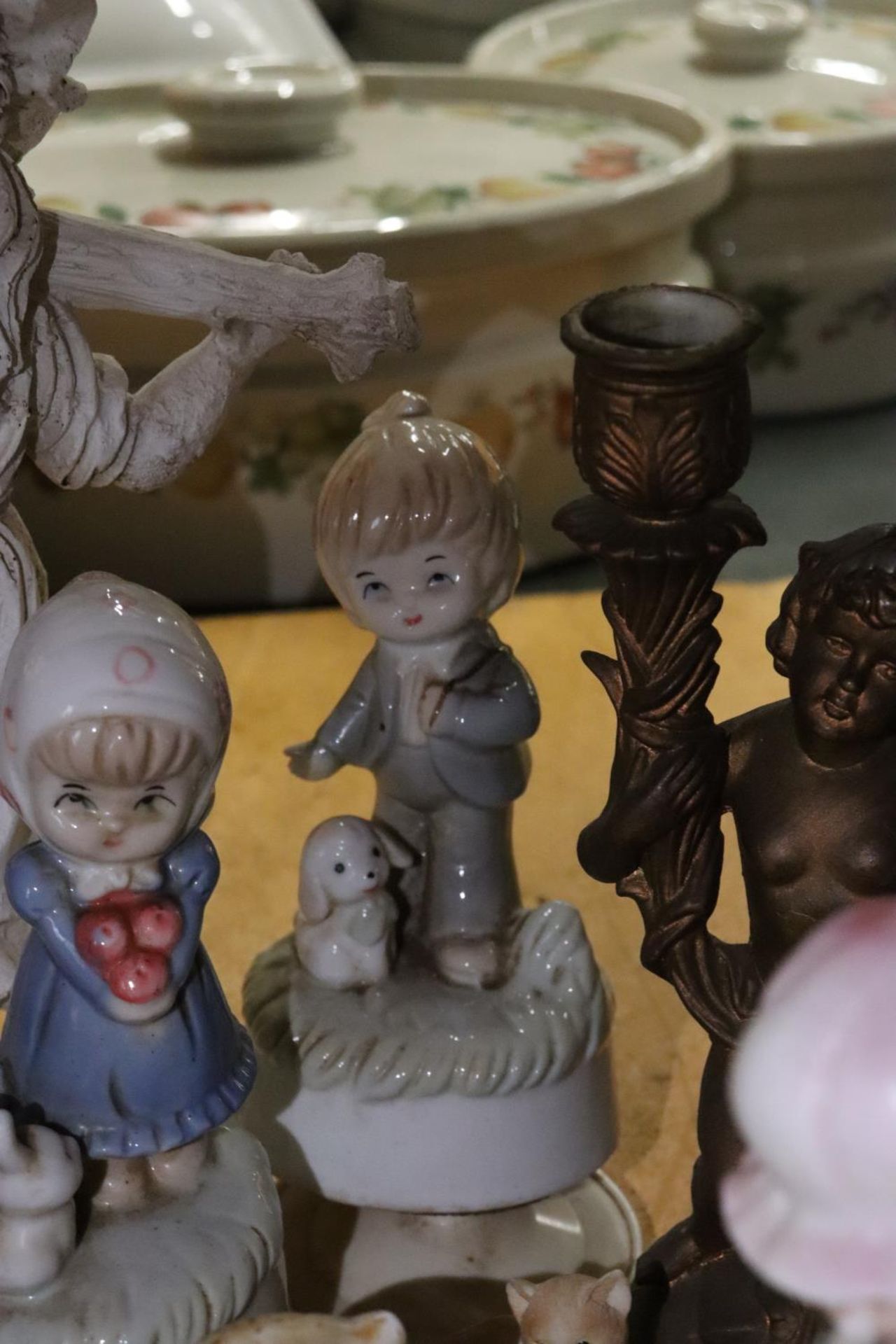 A COLECTION OF CERAMIC ITEMS TO INCLUDE WIND UP BOY AND GIRL, OWLS, CATS, BIRDS ETC - Image 7 of 7