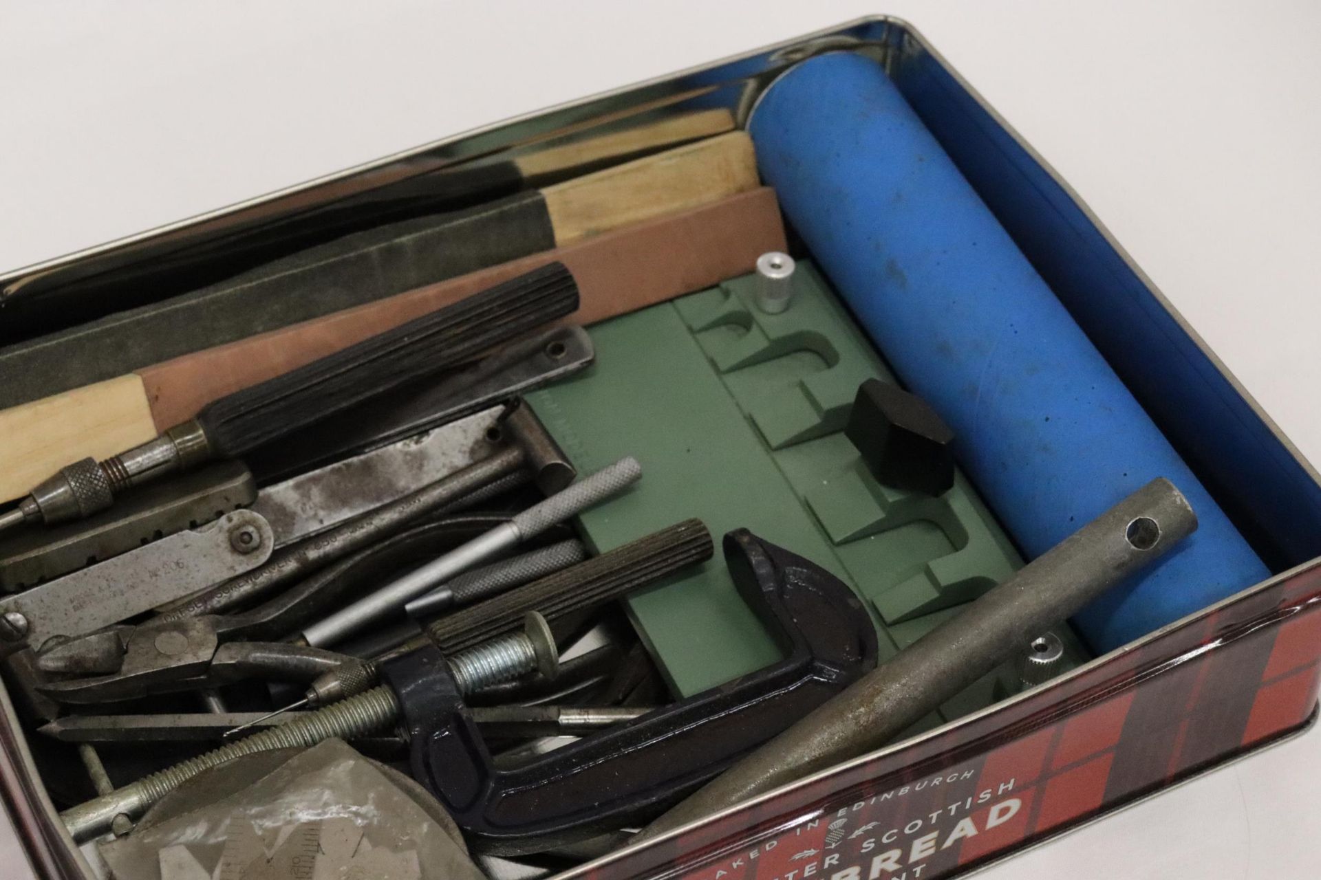 A TRAY CONTAINING ENGINEERING AND CRAFTS TOOLS AND ACCESSORIES - Image 4 of 5