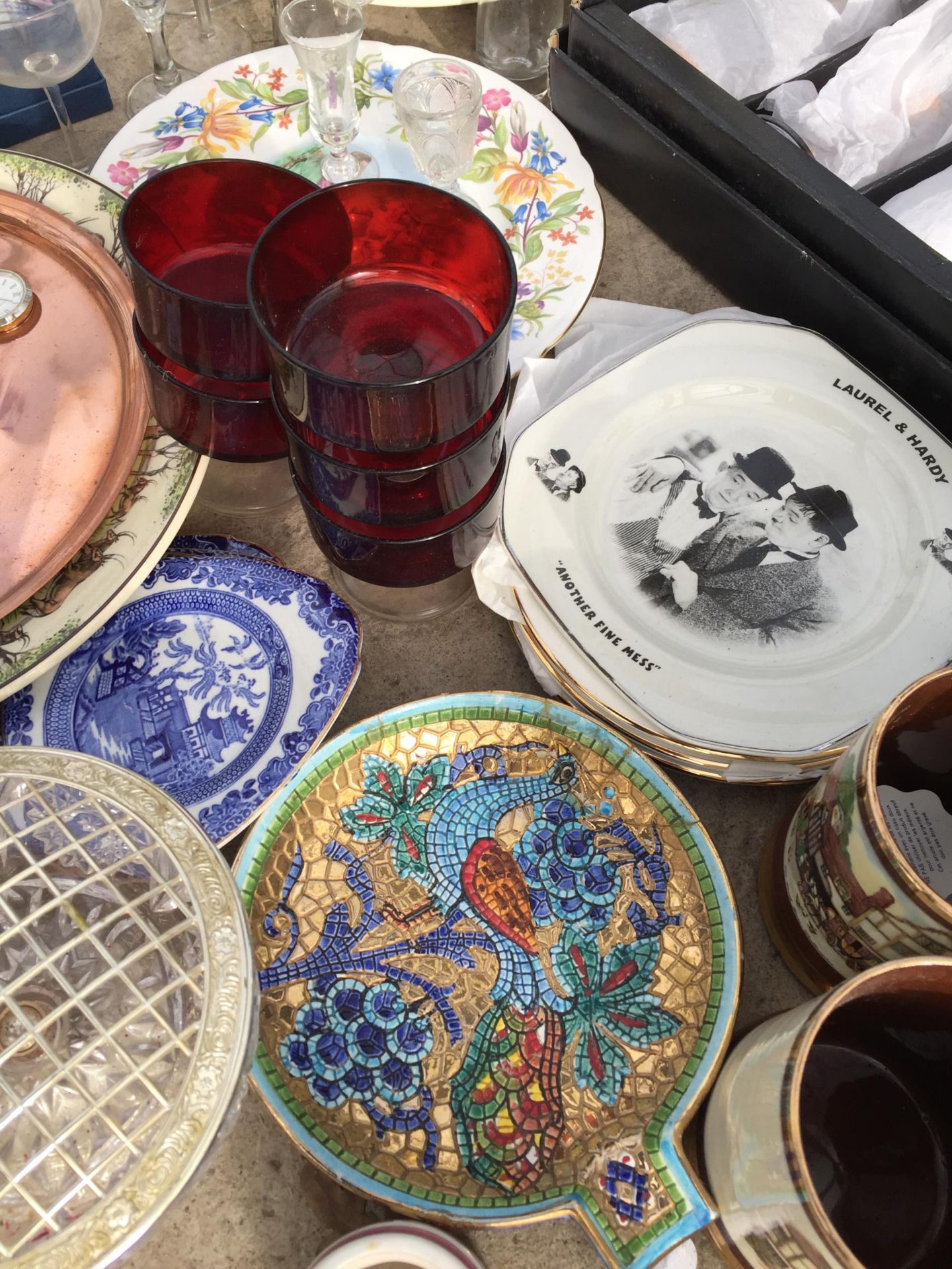 AN ASSORTMENT OF VARIOUS CERAMICS AND GLASSWARE - Image 5 of 6