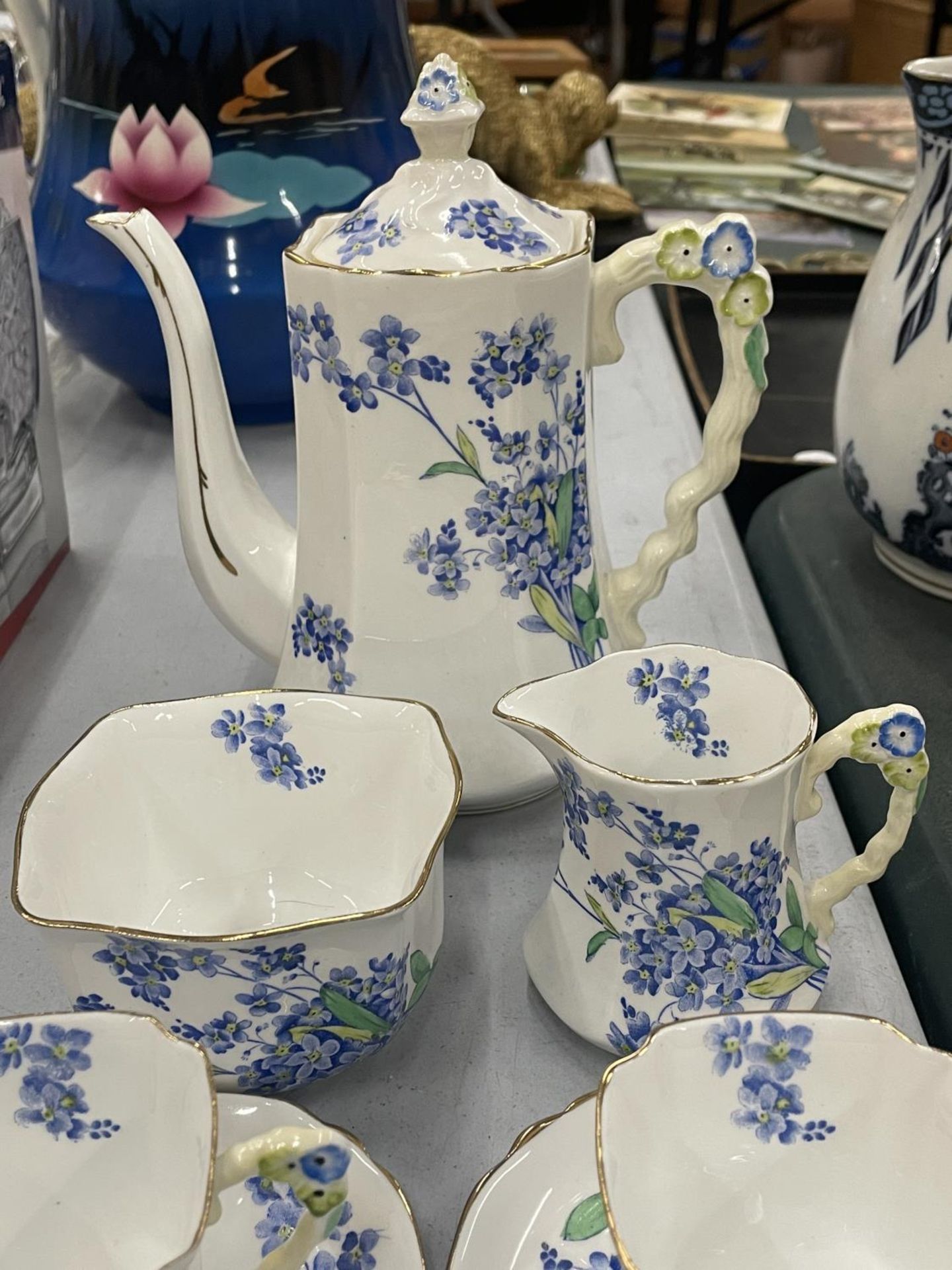 A VINTAGE CROWN STAFFORDSHIRE CHINA COFFEE SET TO INCLDE A COFFEE POT, CREAM JUG, SUGAR BOWL, CUPS - Image 5 of 6