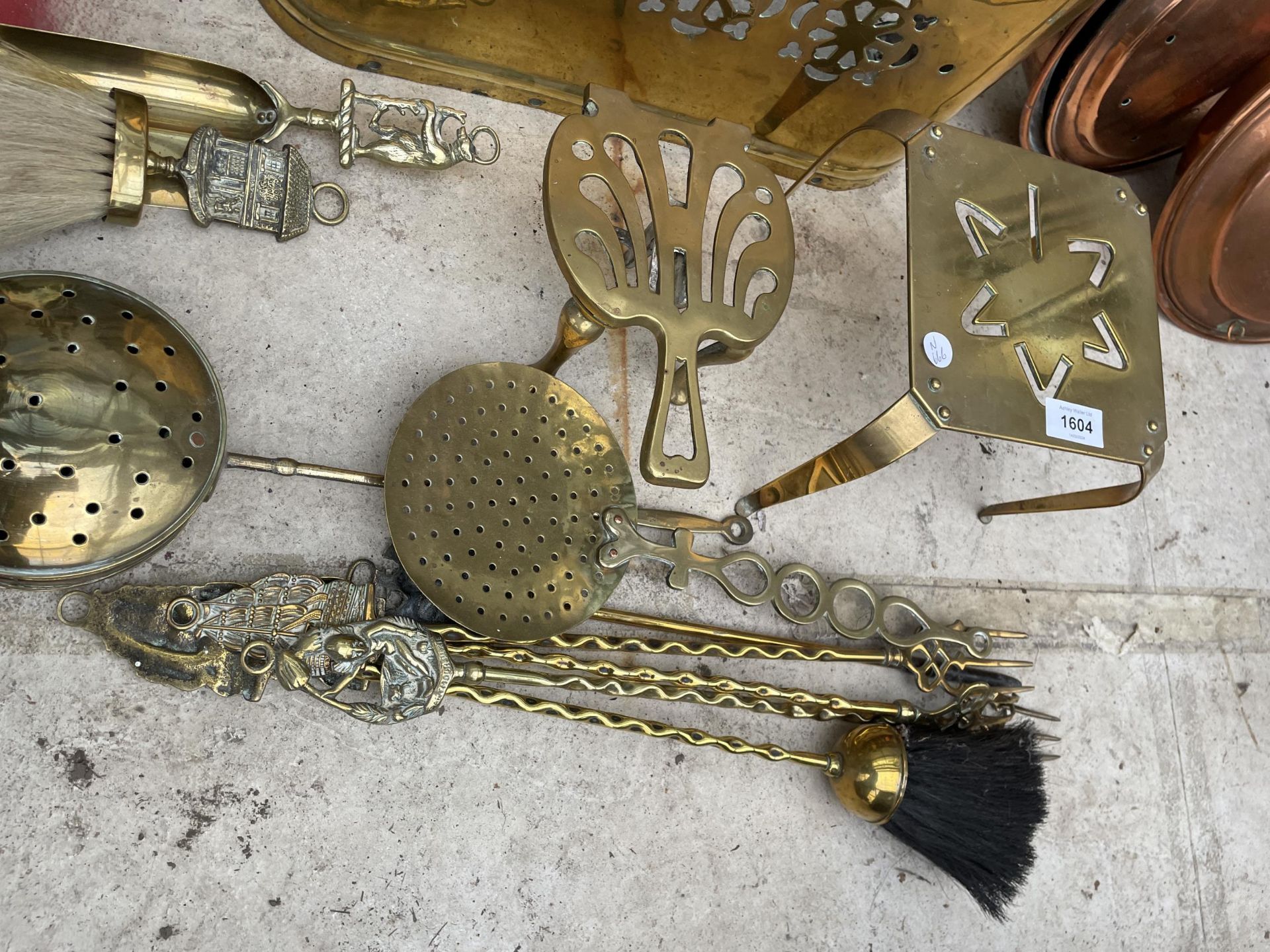 AN ASSORTMENT OF VINTAGE BRASS AND COPPER FIRESIDE ITEMS TO INCLUDE FIRE FENDERS, TRIVET STANDS, - Image 3 of 4
