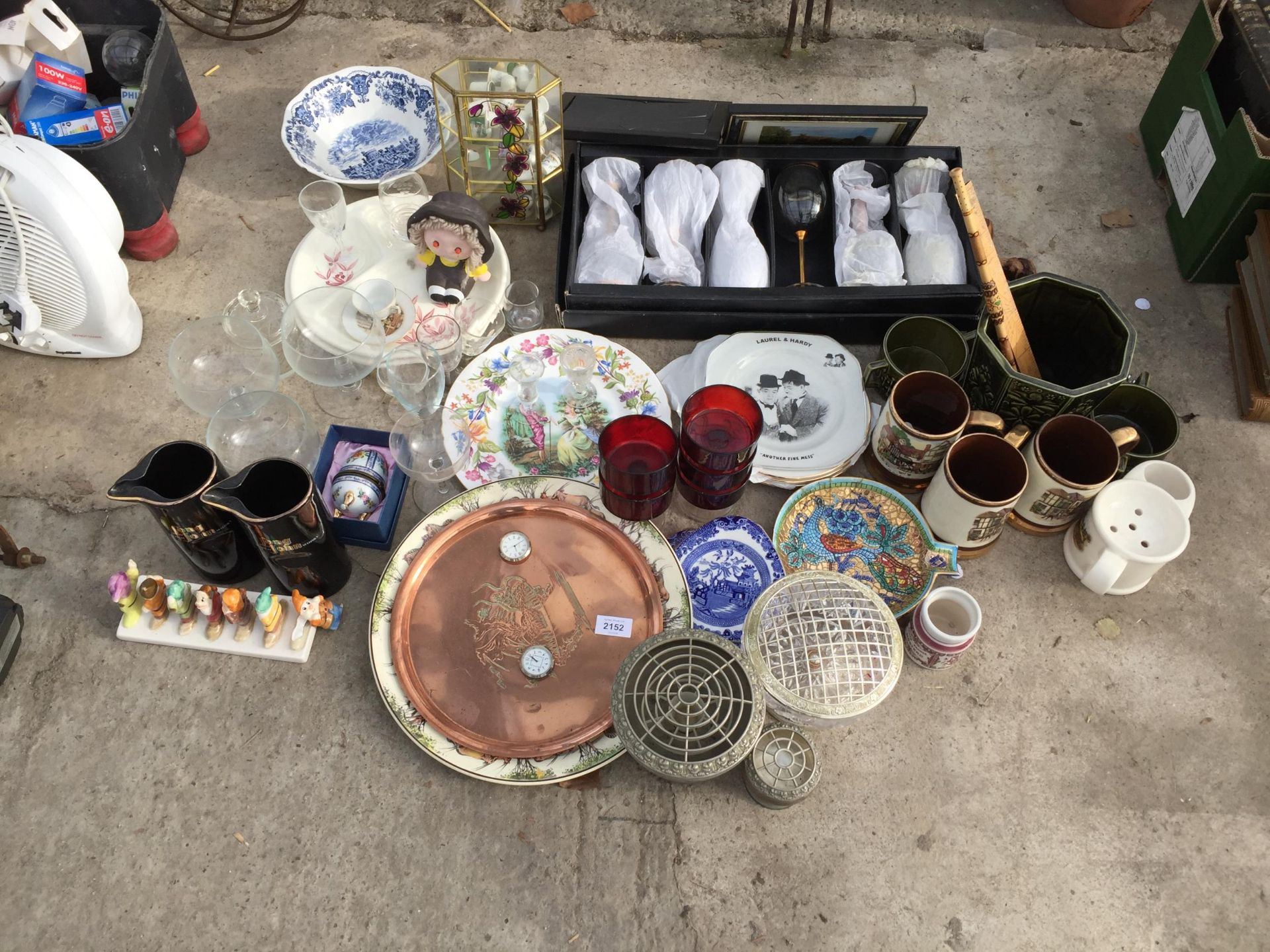 AN ASSORTMENT OF VARIOUS CERAMICS AND GLASSWARE