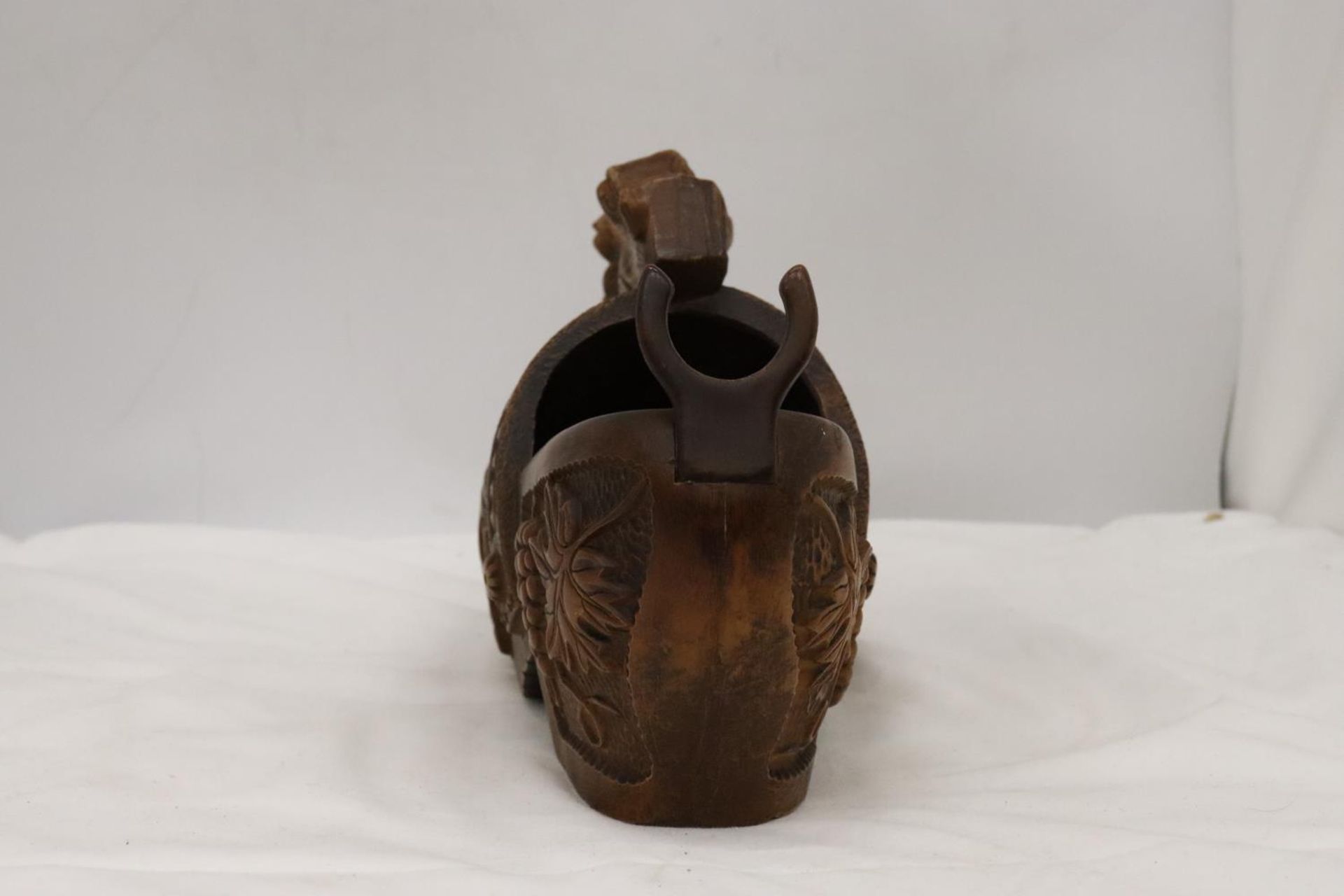 A LARGE RESIN CLOG SHAPED BOTTLE HOLDER - Image 4 of 6