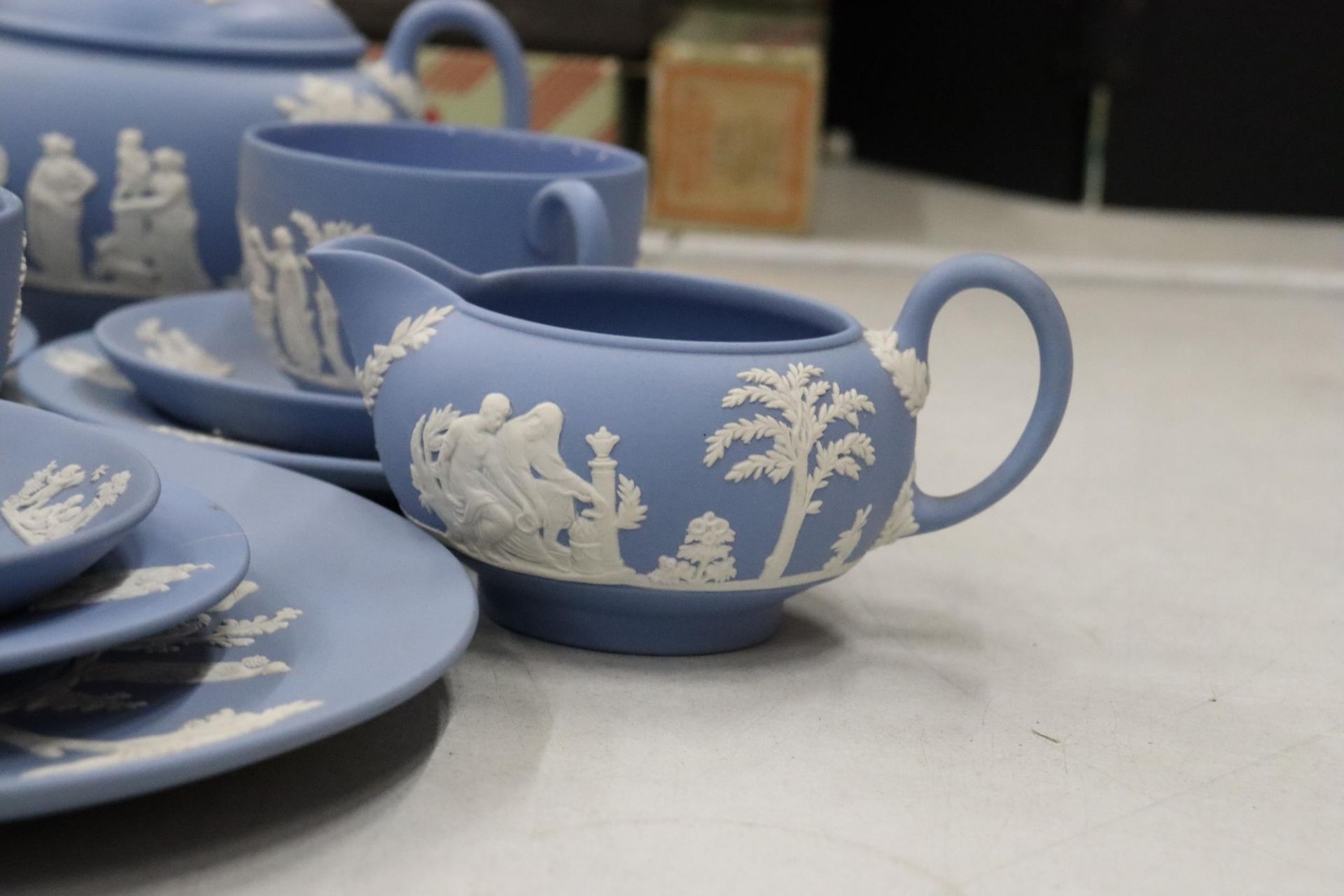 A WEDGWOOD JASPERWARE TEASET TO INCLUDE A TEAPOT, CREAM JUG, SUGAR BOWL,CUPS, SAUCERS, SIDE PLATES - Image 3 of 8