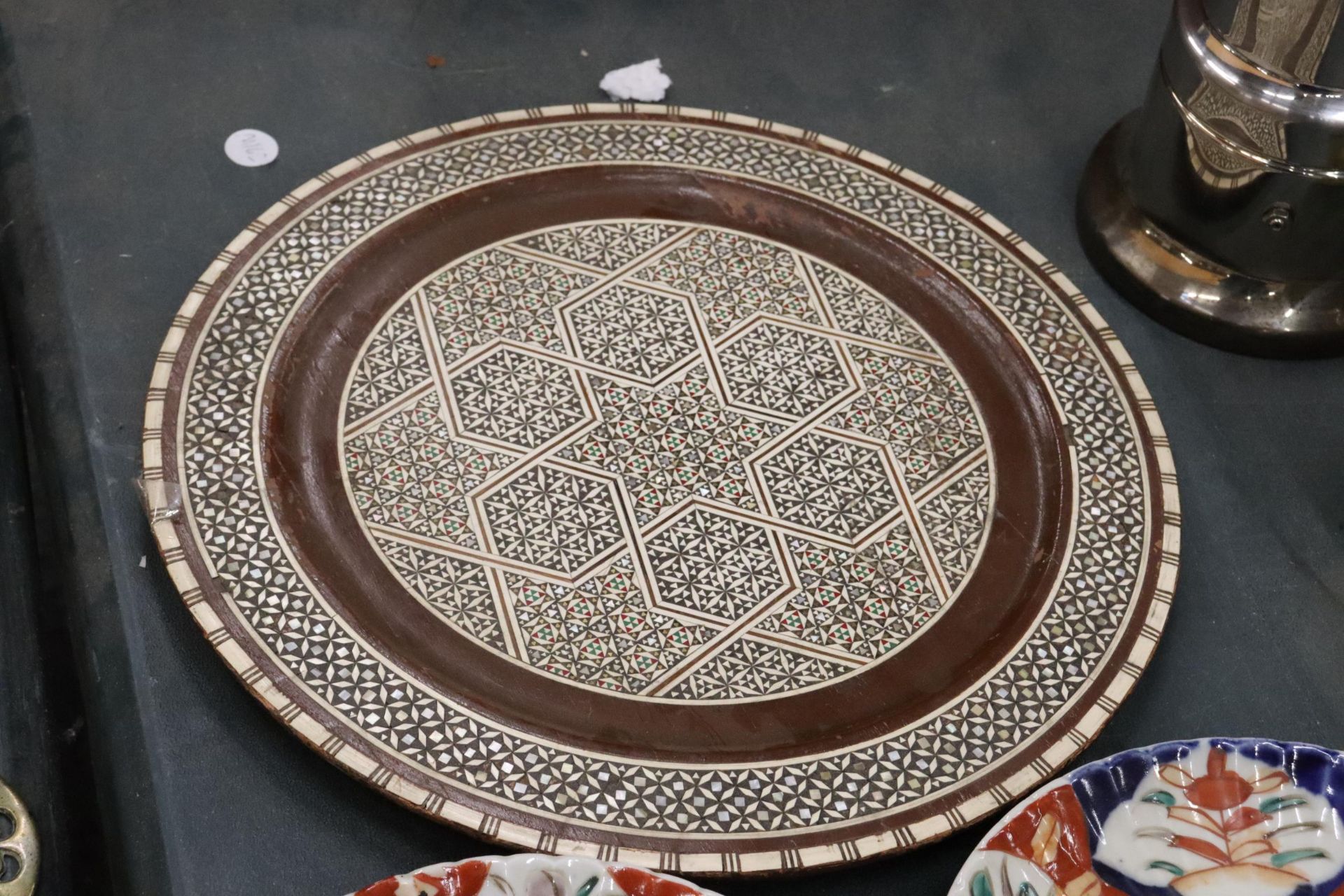 TWO JAPANESE MEIJI PERIOD, IMARI SCALLOPED RIM PLATES, DIAMETER 22CM, 1 A/F, AN ISLAMIC GEOMETRIC - Image 4 of 7