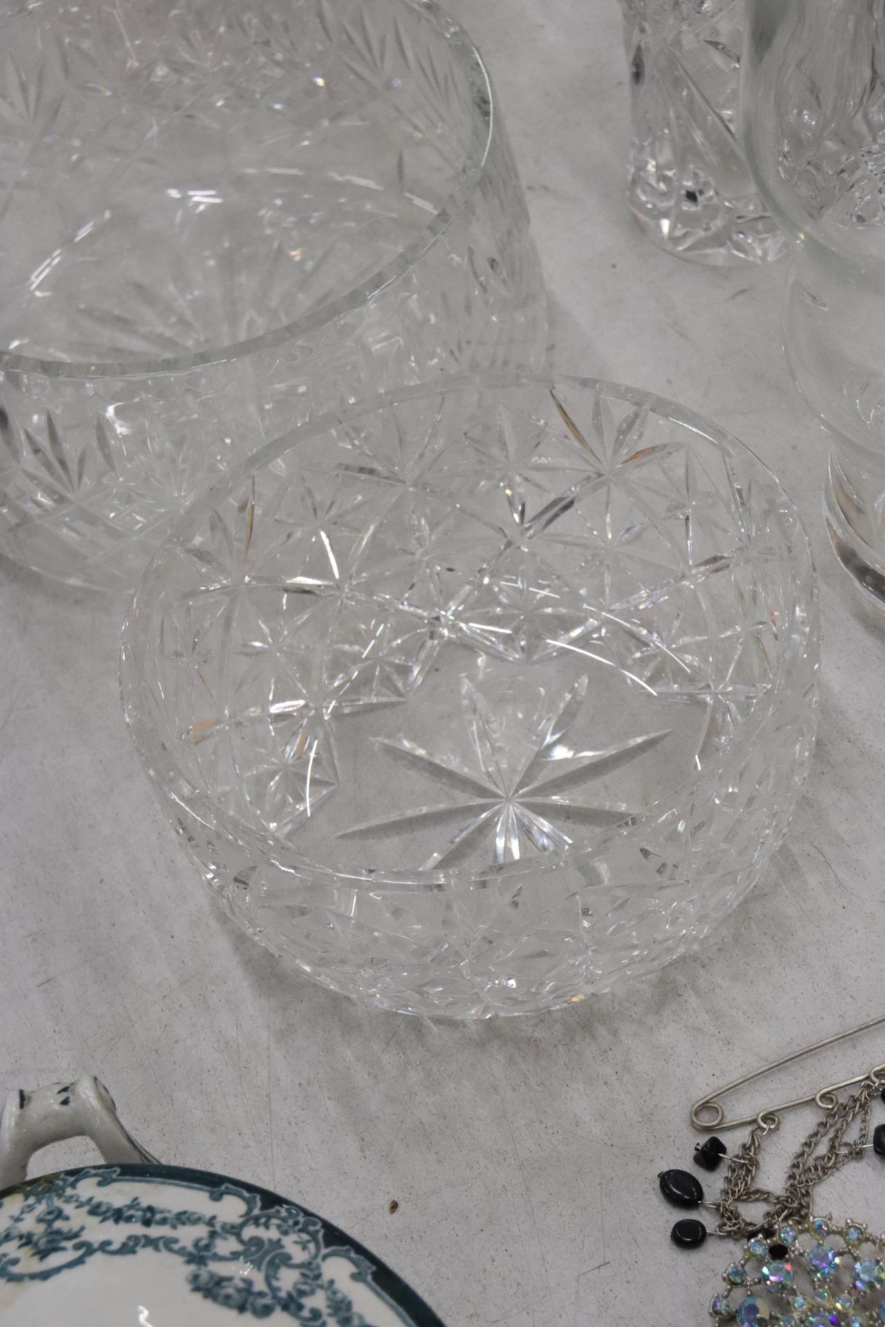 FIVE PIECES OF HEAVY GLASSWARE TO INCLUDE A LARGE CUT GLASS BOWL, TWO OTHER BOWLS, A VASE AND A JUG - Image 4 of 8