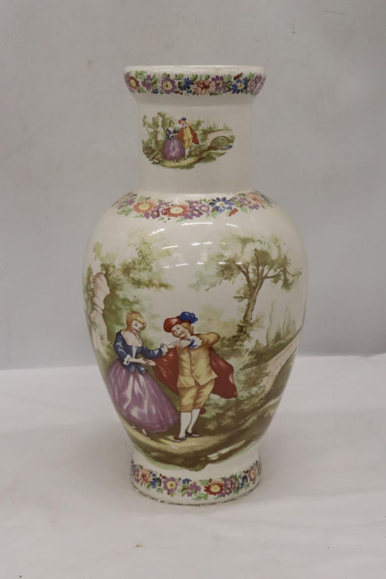 A LARGE VICTORIAN STYLE VASE WITH TRANSFER PRINTED PRINT, HEIGHT 37CM