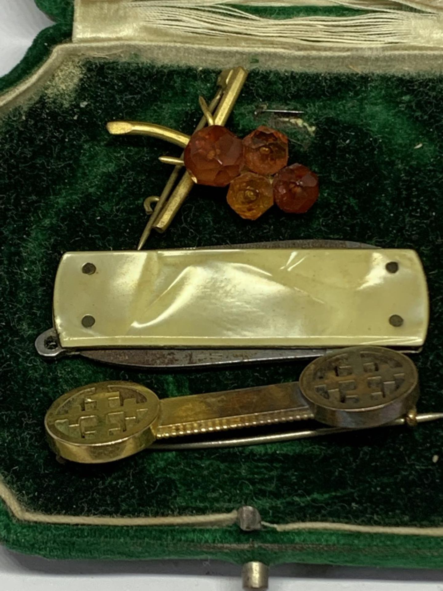 A VINTAGE JEWELLERY CASE WITH TWO BROOCHES AND A MOTHER OF PEARL PEN KNIFE - Image 2 of 3