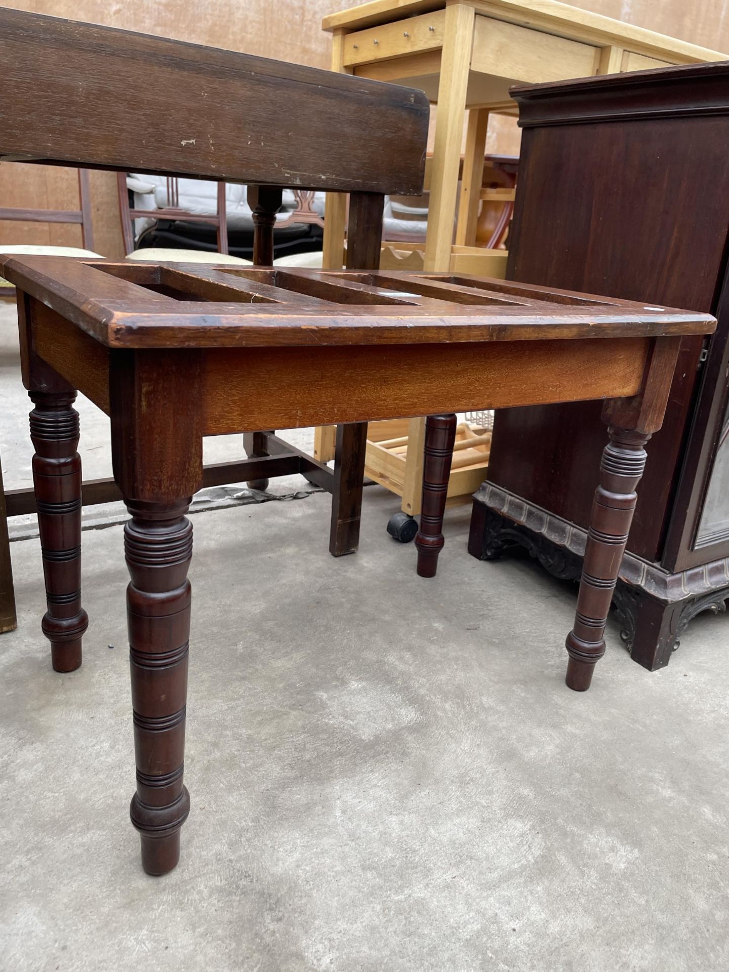 AN EDWARDIAN MAHOGANY SUITCASE STAND - Image 2 of 2