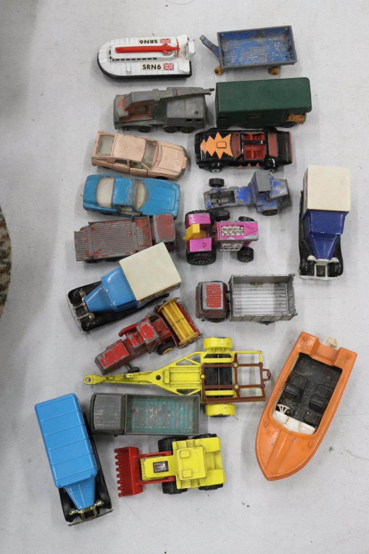 A QUANTITY OF VINTAGE MATCHBOX AND LESNEY DIECAST VEHICLES