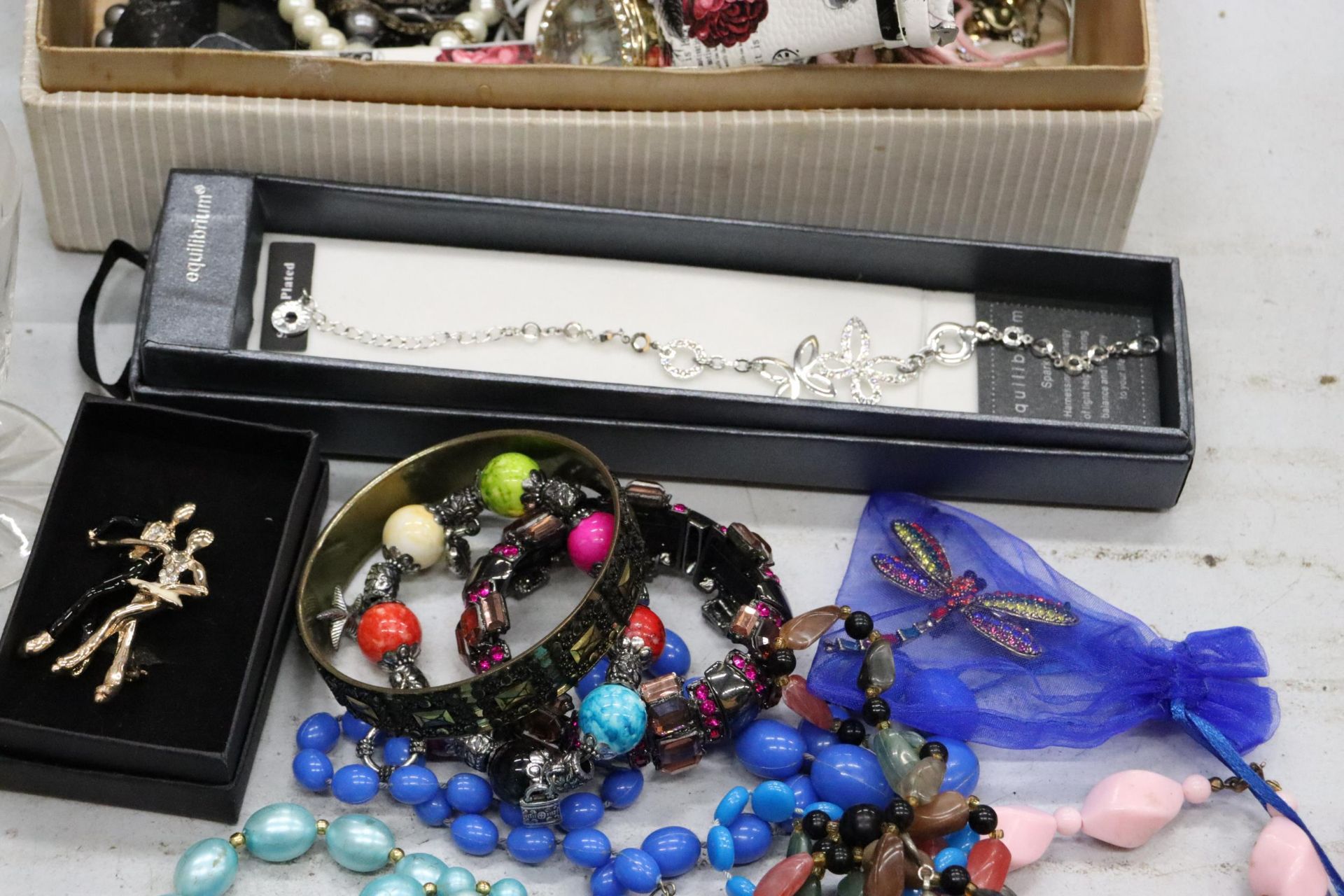A QUANTITY OF COSTUME JEWELLERY TO INCLUDE NECKLACES, BRACELETS, BROOCHES, ETC - Image 5 of 7