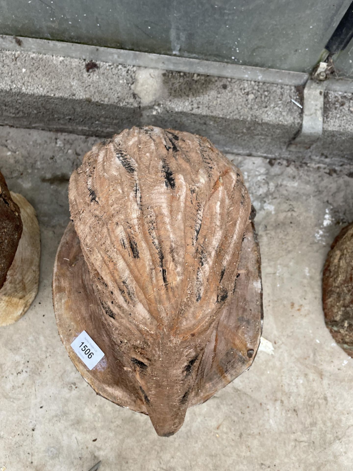 A HEDGEHOG CHAINSAW CARVING (H:35CM) - Image 4 of 4