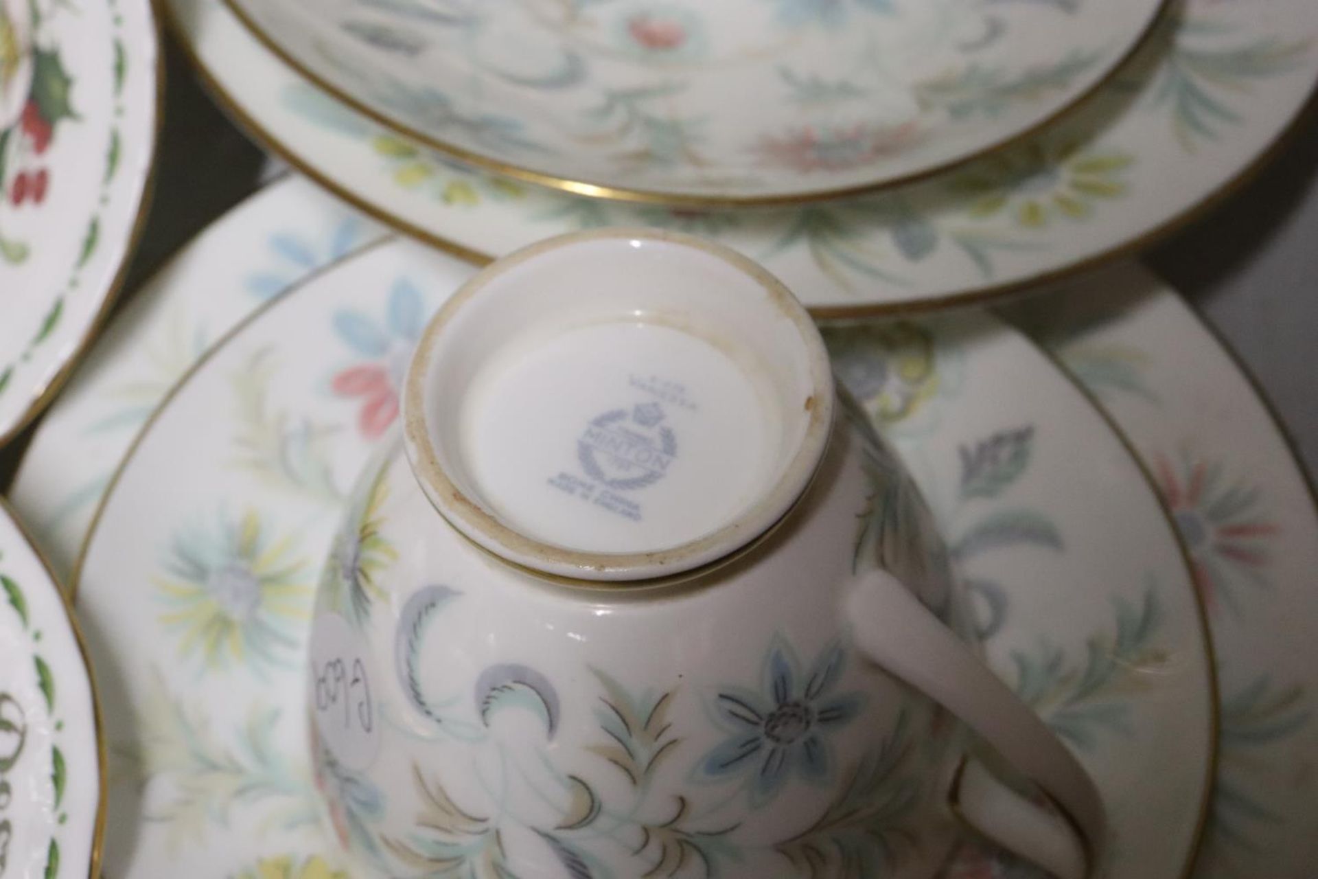 A QUANTITY OF CHINA TEAWARE TO INCLUDE ROYAL ALBERT 'CHRISTMAS ROSE' BOWLS, MINTON 'VANESSA' CUPS - Image 9 of 10