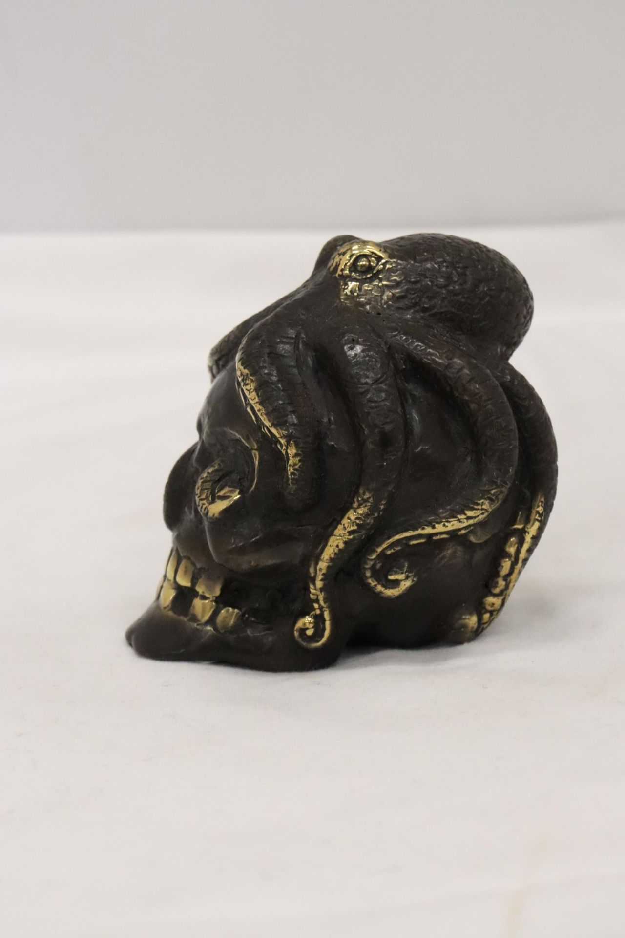 A BRONZE OCTUPUS AND SKULL - Image 4 of 5
