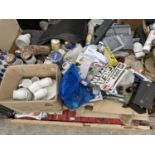 AN ASSORTMENT OF HOUSEHOLD CLEARANCE ITEMS