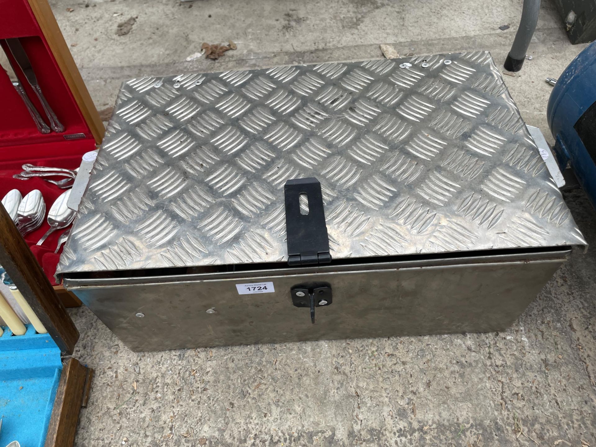 A METAL TOOL CHEST WITH AN ASSORTMENT OF TOOLS TO INCLUDE AN ELECTRIC JIGSAW AND CHISELS ETC - Image 2 of 3