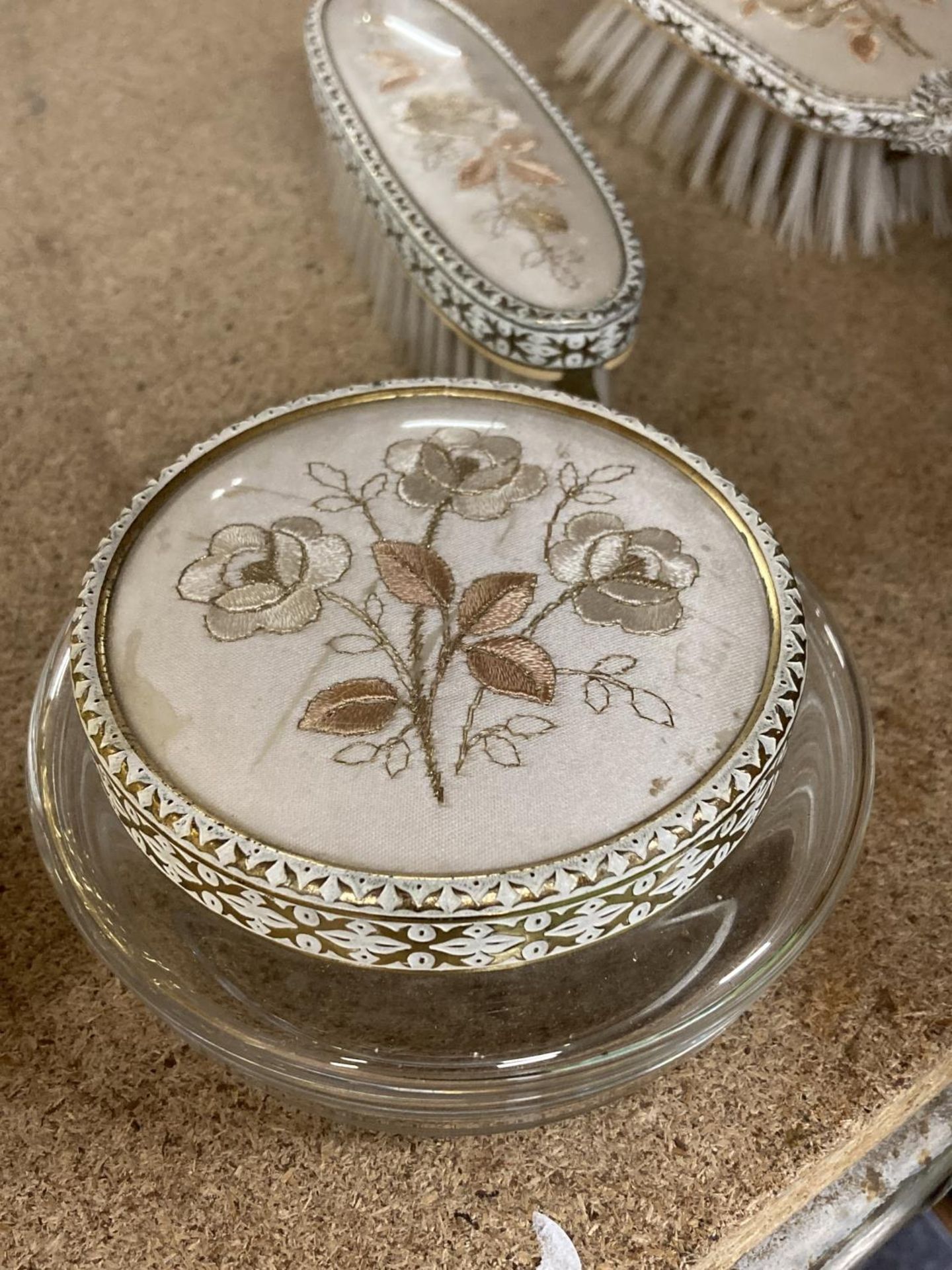 A VINTAGE VANITY SET WITH FLORAL EMROIDERY - Image 5 of 5