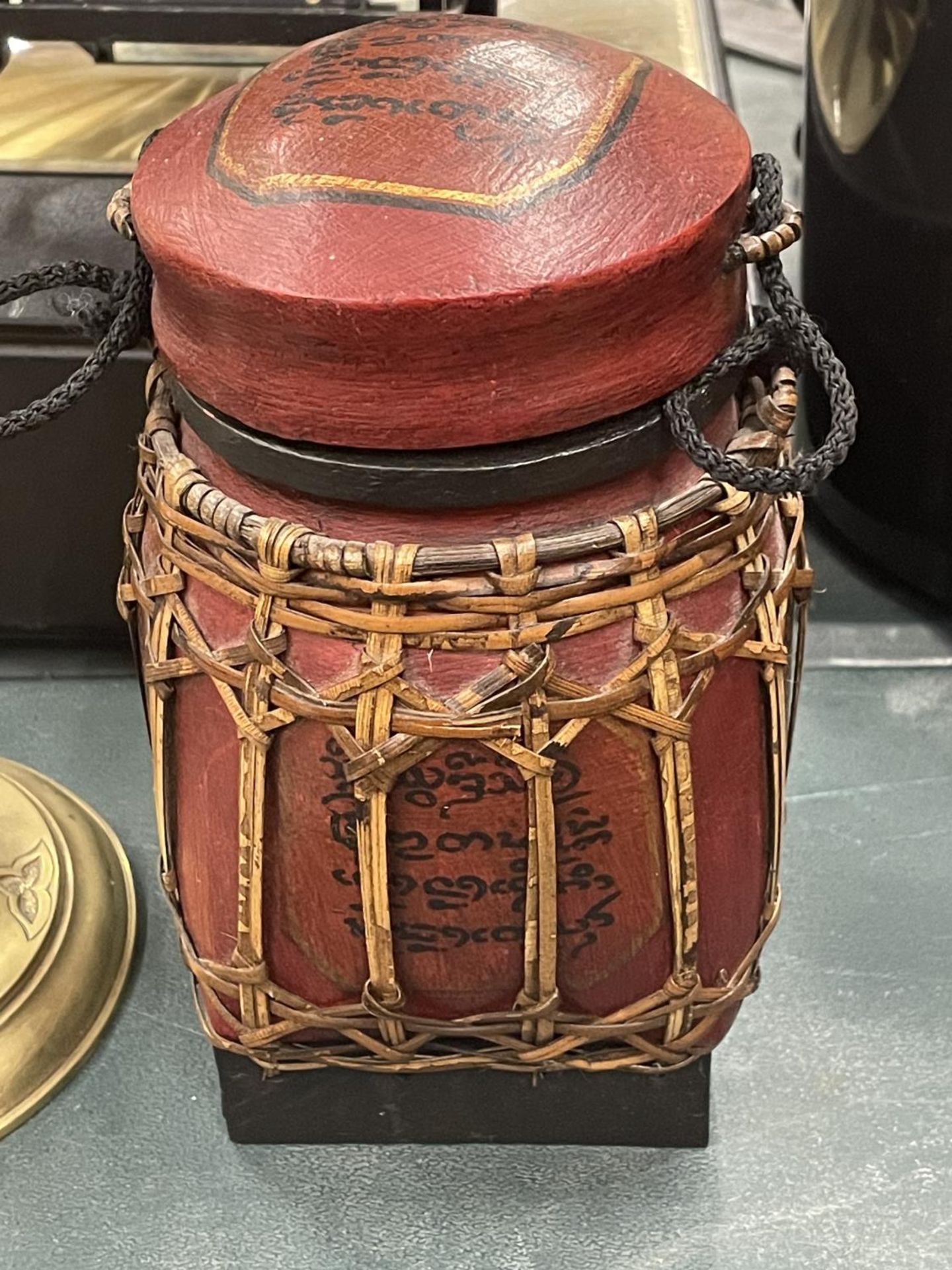 A PAPIER MACHE LIDDED POT, HEIGHT 20CM