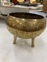 A VINTAGE MIDDLE EASTERN BRASS TRIPOD CENSOR / POT, HEIGHT 10CM