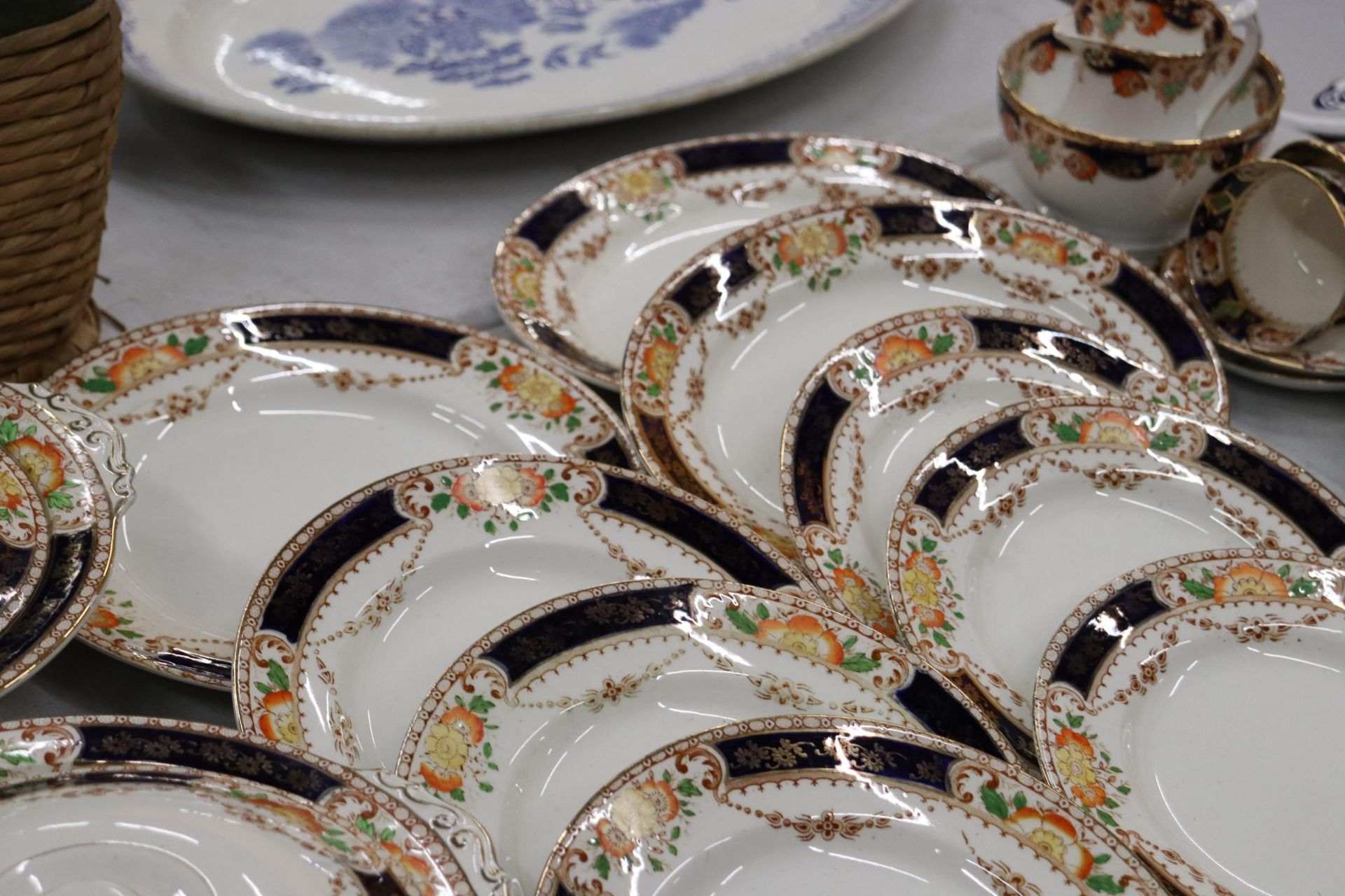 A LARGE QUANTITY OF MONA IMARI PATTERN TO INCLUDE TUREENS, DINNER PLATES, SIDE PLATES, CUPS, - Image 5 of 14