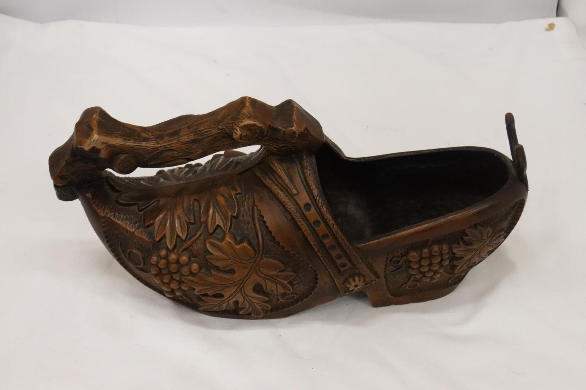 A LARGE RESIN CLOG SHAPED BOTTLE HOLDER - Image 6 of 6