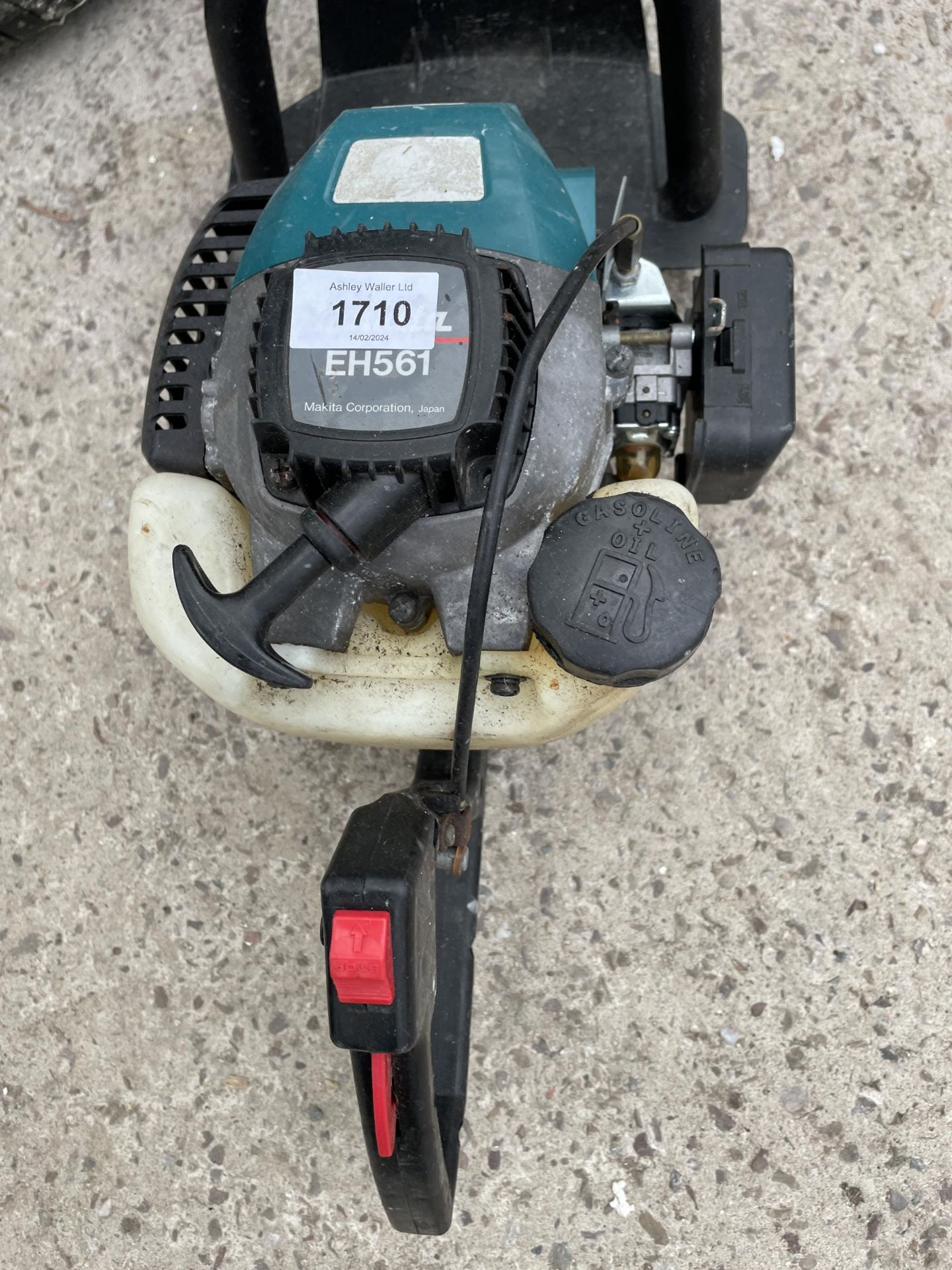 A MAKITA PETROL ENGINE HEDGE TRIMMER - Bild 2 aus 2