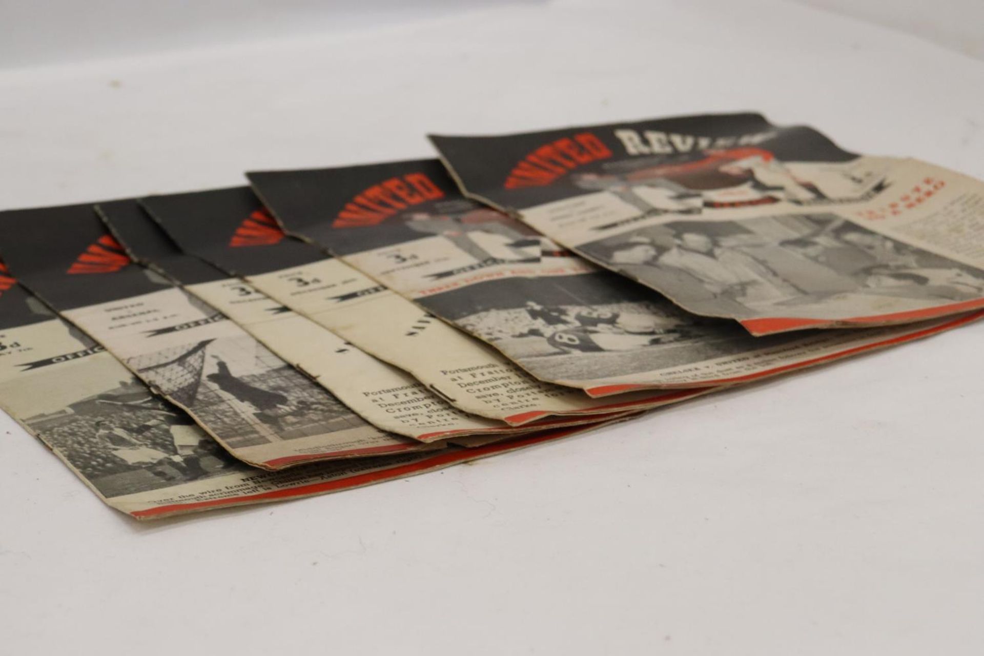 SIX MANCHESTER UNITED REVIEWS FROM 1948-1949 AND 1950-1951 - Bild 4 aus 4