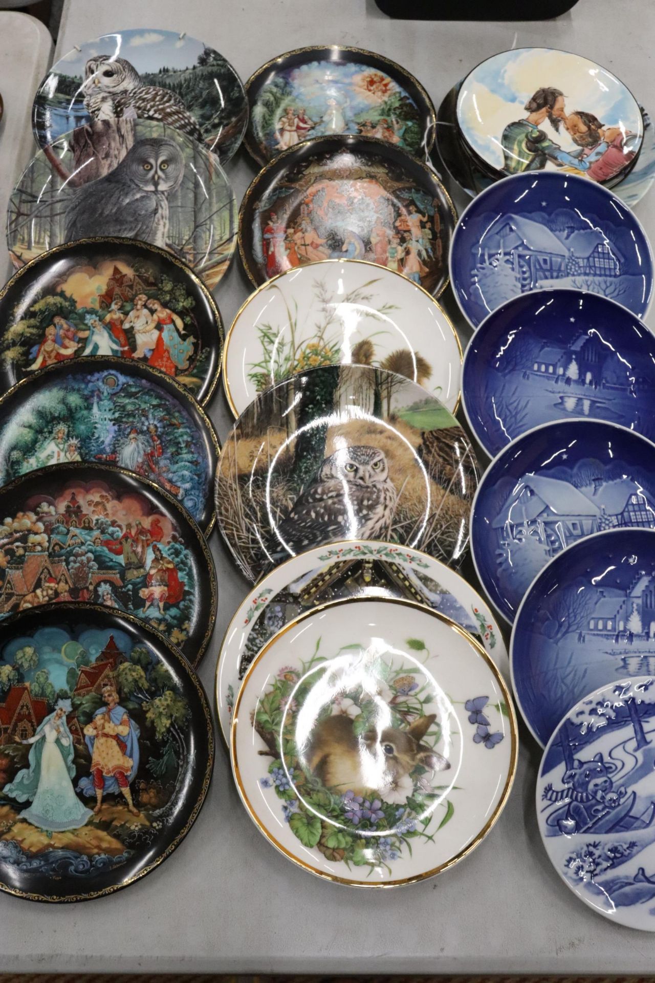 A LARGE COLLECTION OF CABINET PLATES TO INCLUDE BING & GRONDAHL, DENMARK, BRADEX RUSSIAN
