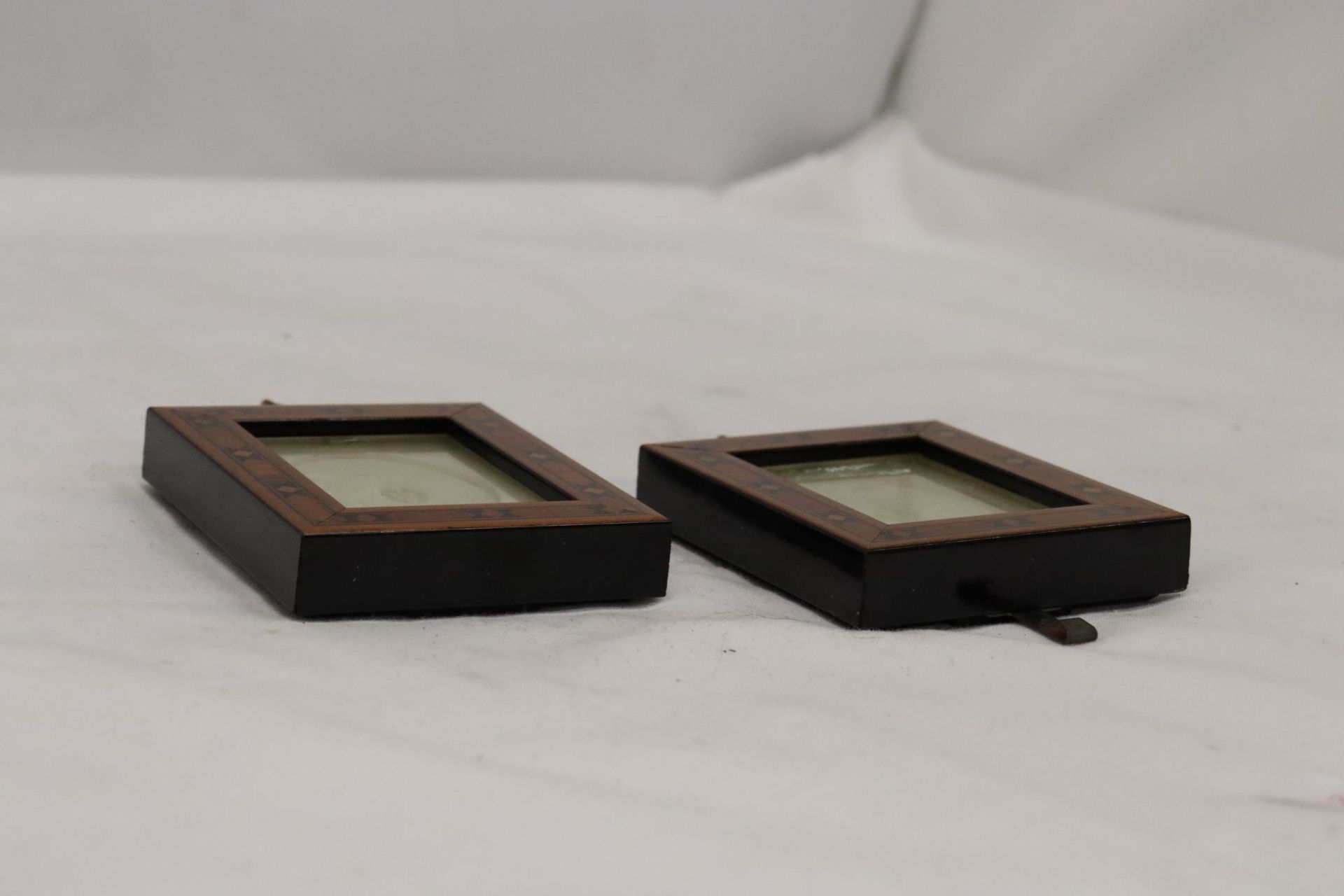 A PAIR OF SMALL INLAID WOODEN PHOTO FRAMES, 7CM X 8CM - Image 3 of 5