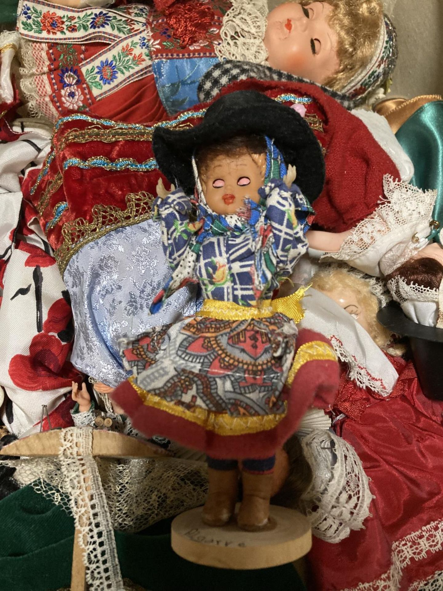 A LARGE COLLECTION OF DOLLS FROM AROUND THE WORLD - Image 5 of 5