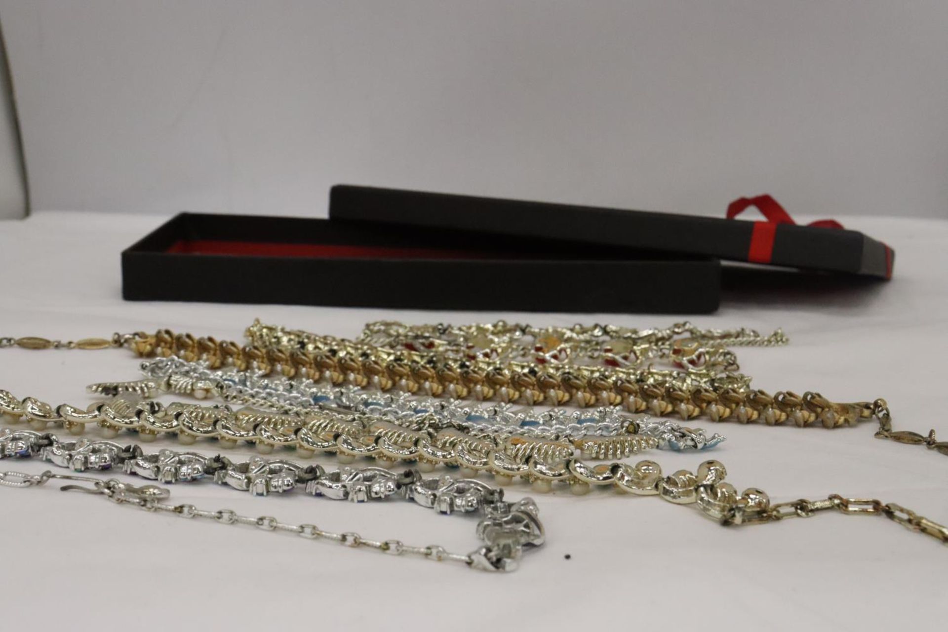 A COLLECTION OF 1950'S JEWELLERY NECKLACES - Bild 7 aus 7