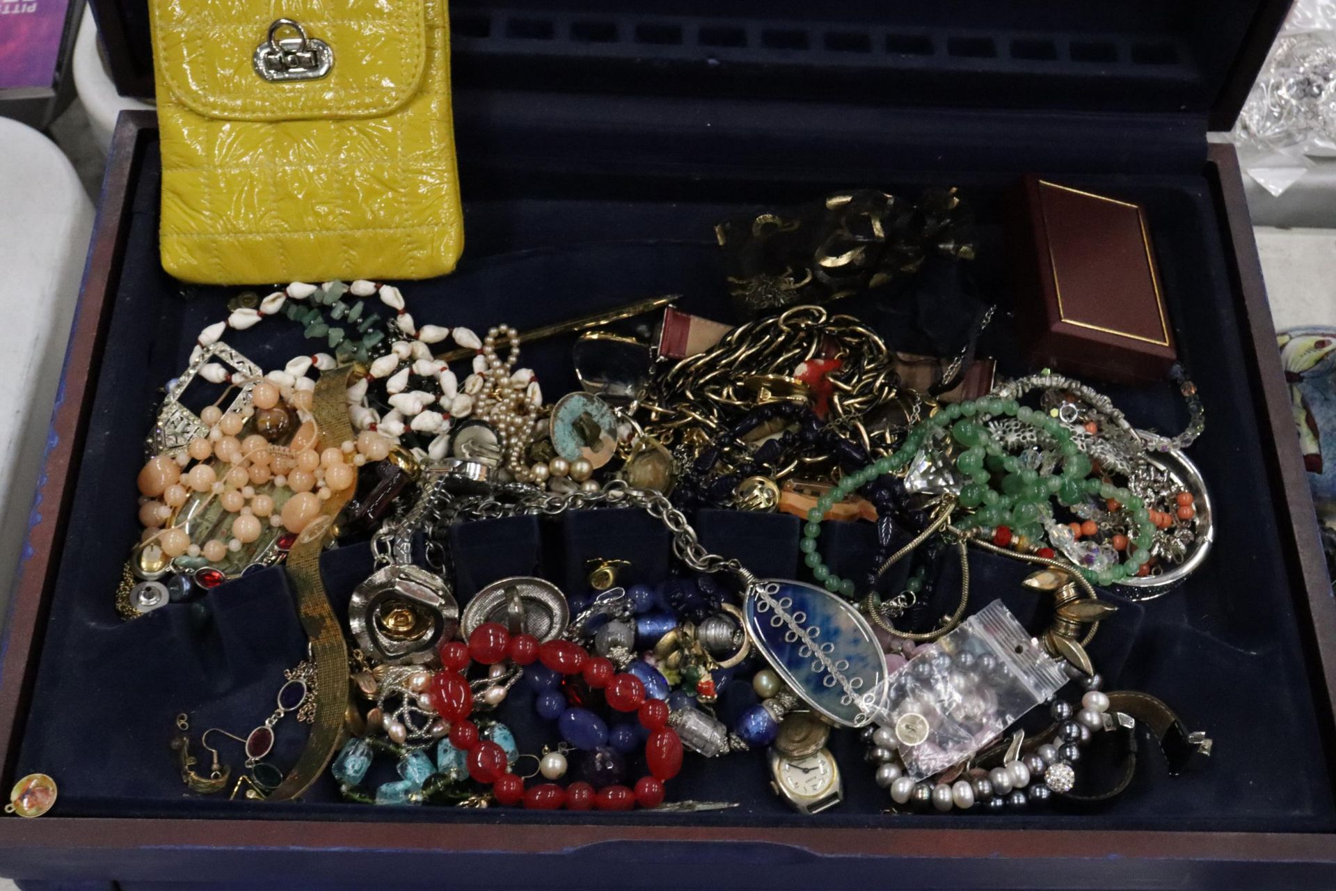 A QUANTITY OF COSTUME JEWELLERY TO INCLUDE WATCHES, NECKLACES, BRACELETS, EARRINGS, ETC IN A - Image 2 of 8