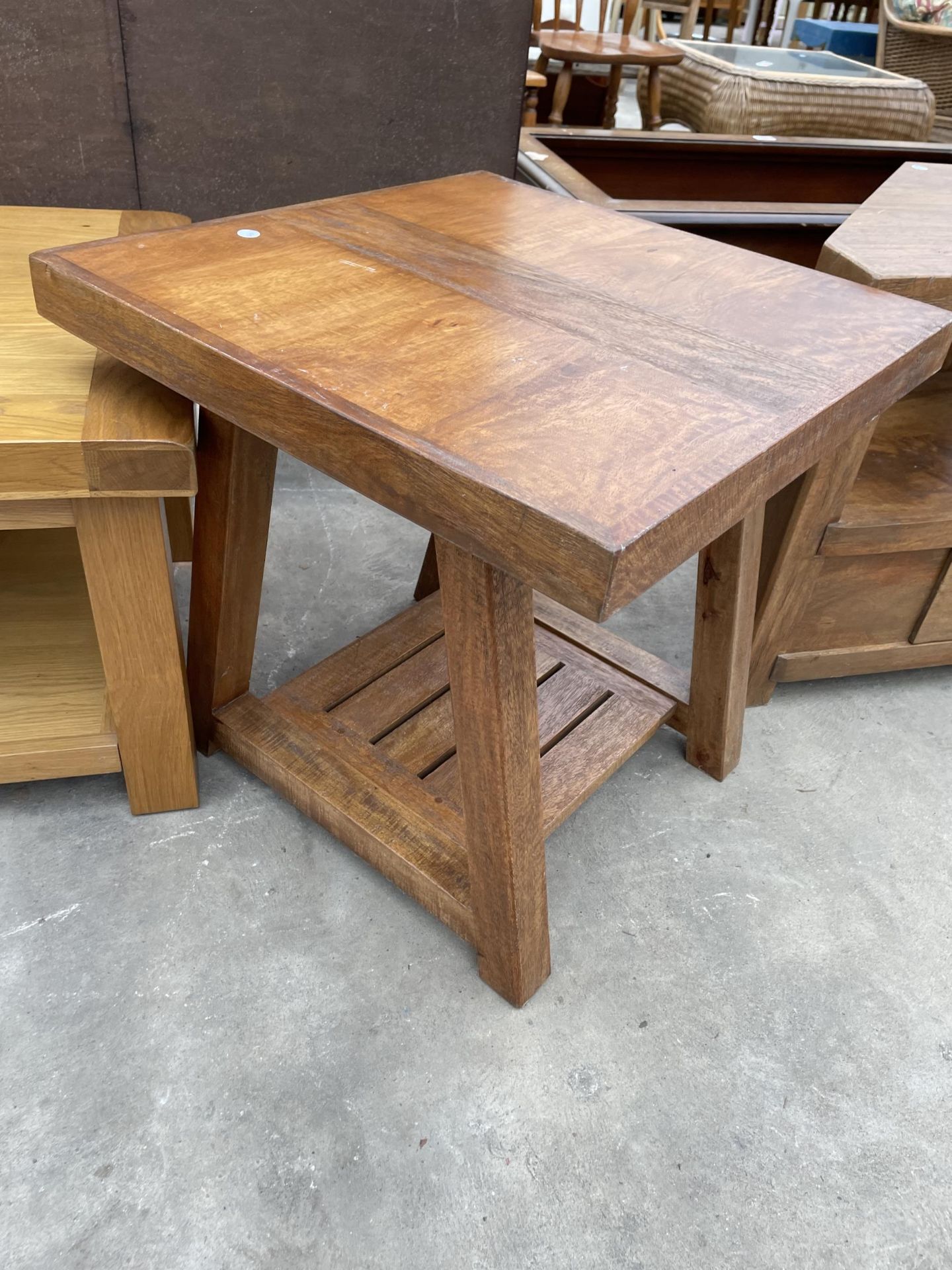 A MODERN HARDWOOD LAMP TABLE AND A CORNER UNIT - Bild 3 aus 3