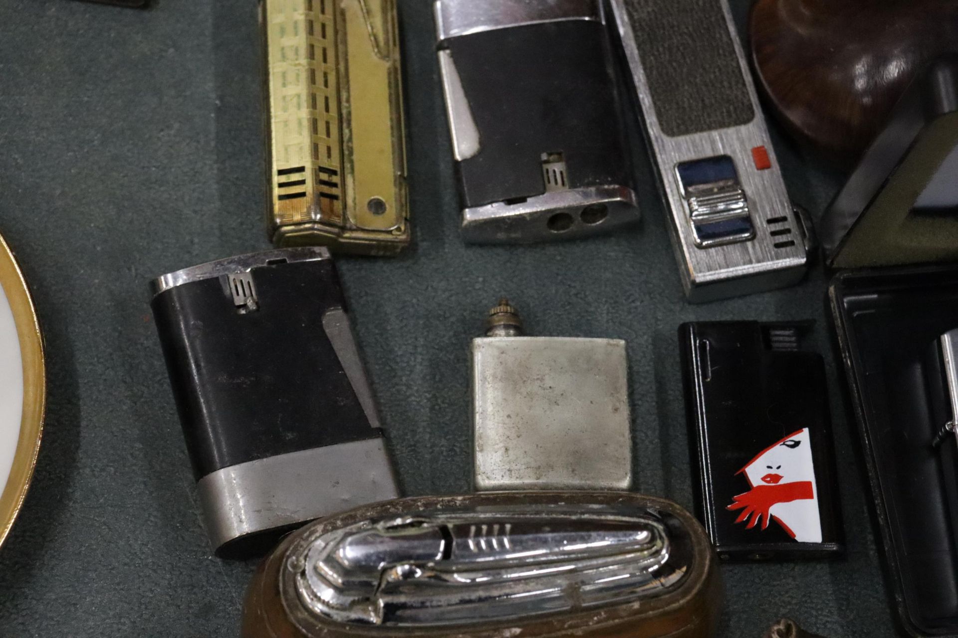 A COLLECTION OF VINTAGE LIGHTERS TO INCLUDE RONSON - 12 IN TOTAL, A CIGARETTE BOX AND TWO PIPES - Image 3 of 6