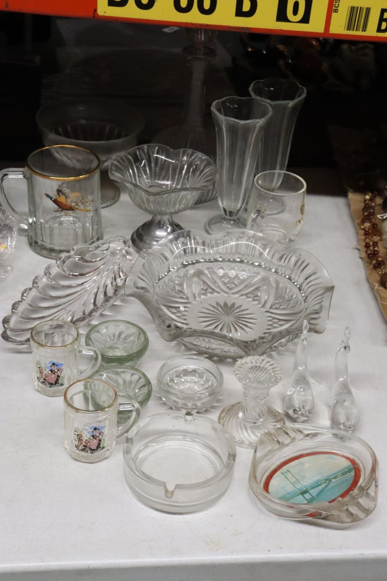 A QUANTITY OF VINTAGE GLASSWARE TO INCLUDE VASES, BOWLS, A TANKARD, A PAIR OF DOLPHINS, TEALIGHT