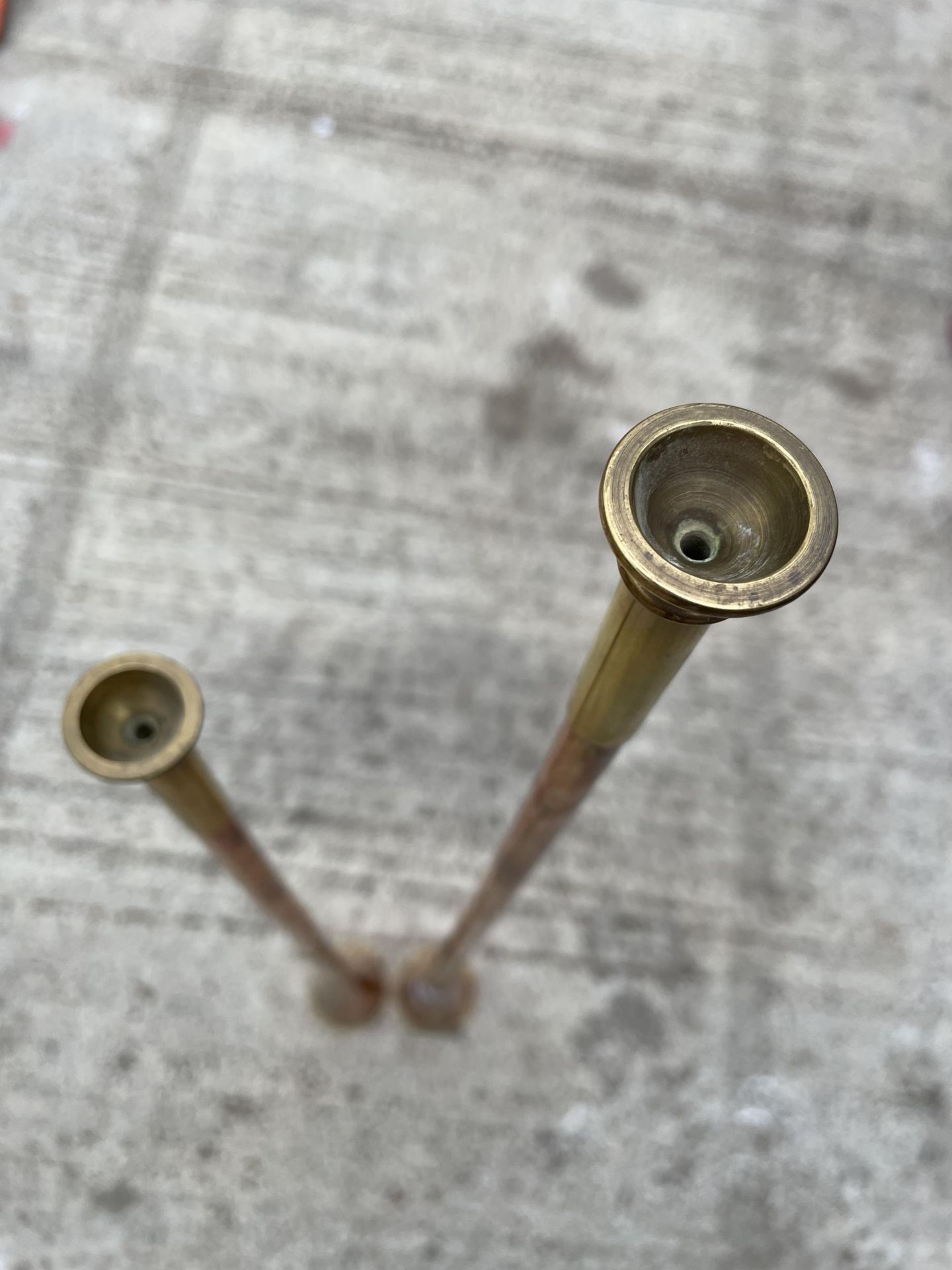 TWO VINTAGE BRASS AND COPPER HUNTING HORNS - Image 3 of 3