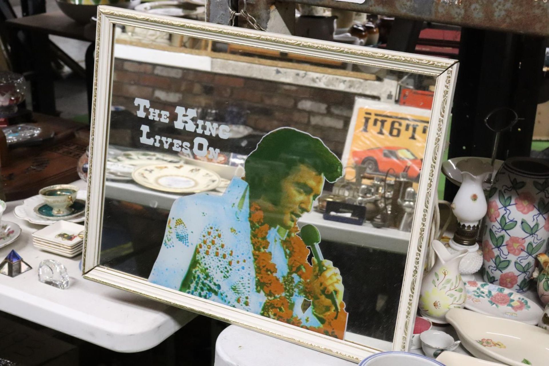AN ELVIS PRESLEY MIRROR 'THE KING LIVES ON', 50CM X 40CM - Image 2 of 3