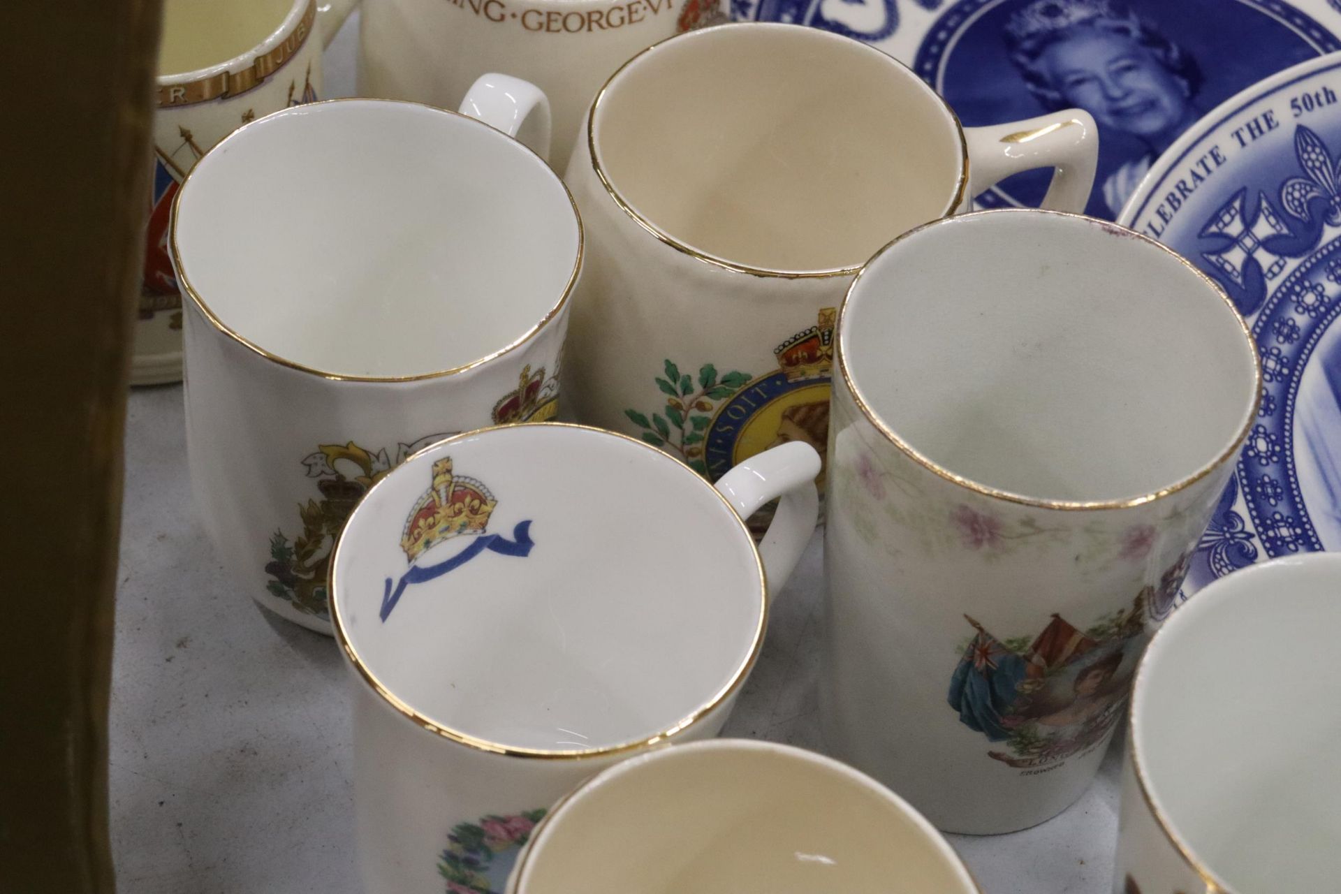 A COLLECTION OF ROYAL COMMEMORATIVE ITEMS TO INCLUDE CUPS, PLATES, PLUS GUINNESS CERAMICS - Image 8 of 11