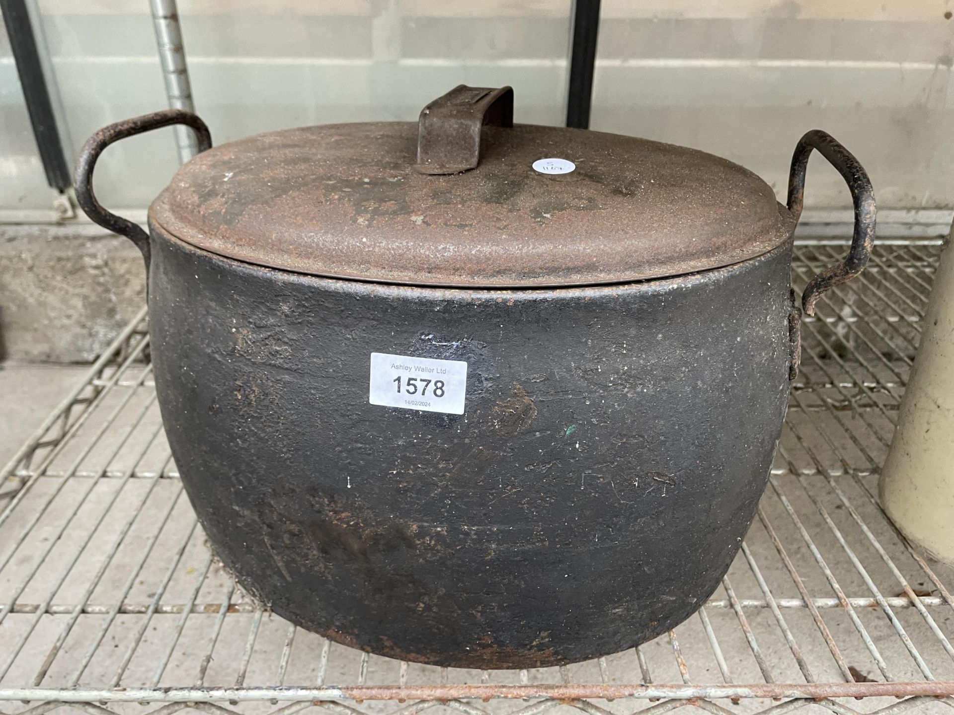 A VINTAGE CAST IRON COOKING POT WITH LID - Image 3 of 3