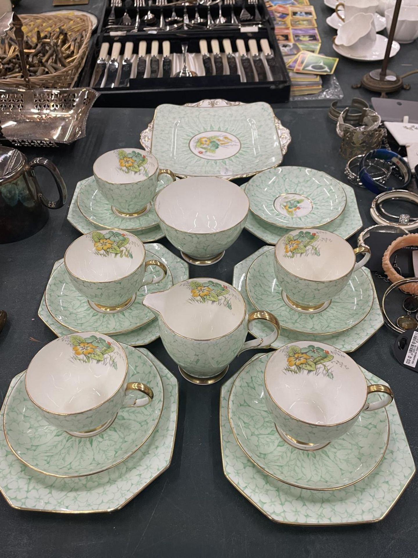 A VINTAGE PARAGON TEASET TO INCLUDE A CAKE PLATE, CREAM JUG, SUGAR BOWL, CUPS SAUCERS AND SIDE