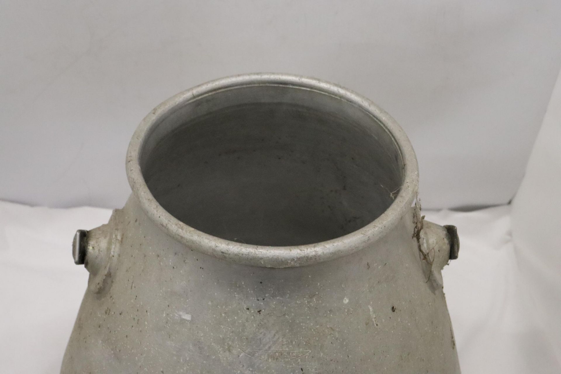 A GALVANISED MILK CHURN, HEIGHT 37CM - Image 4 of 4