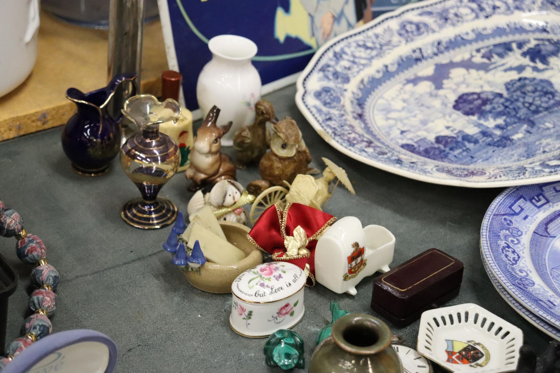 A QUANTITY OF ITEMS TO INCLUDE A VINTAGE POCKET WATCH - A/F, ANIMAL FIGURES, SMALL VASES, - Image 4 of 8